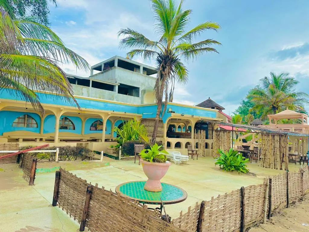 Property building in HOTEL DU BAR DE LA MER CAP SKIRRiNG