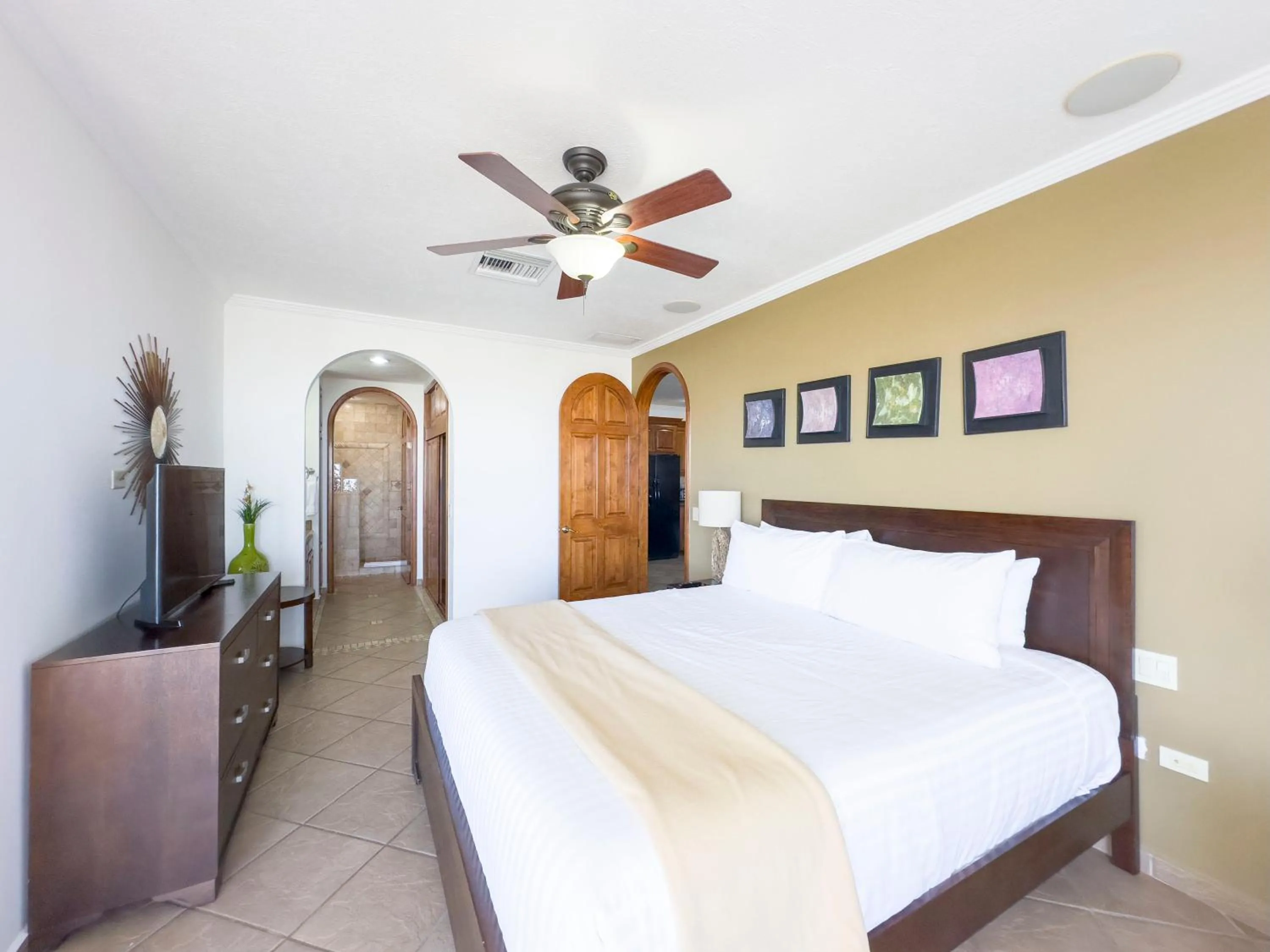 Bed in Casa Blanca Golf Villas