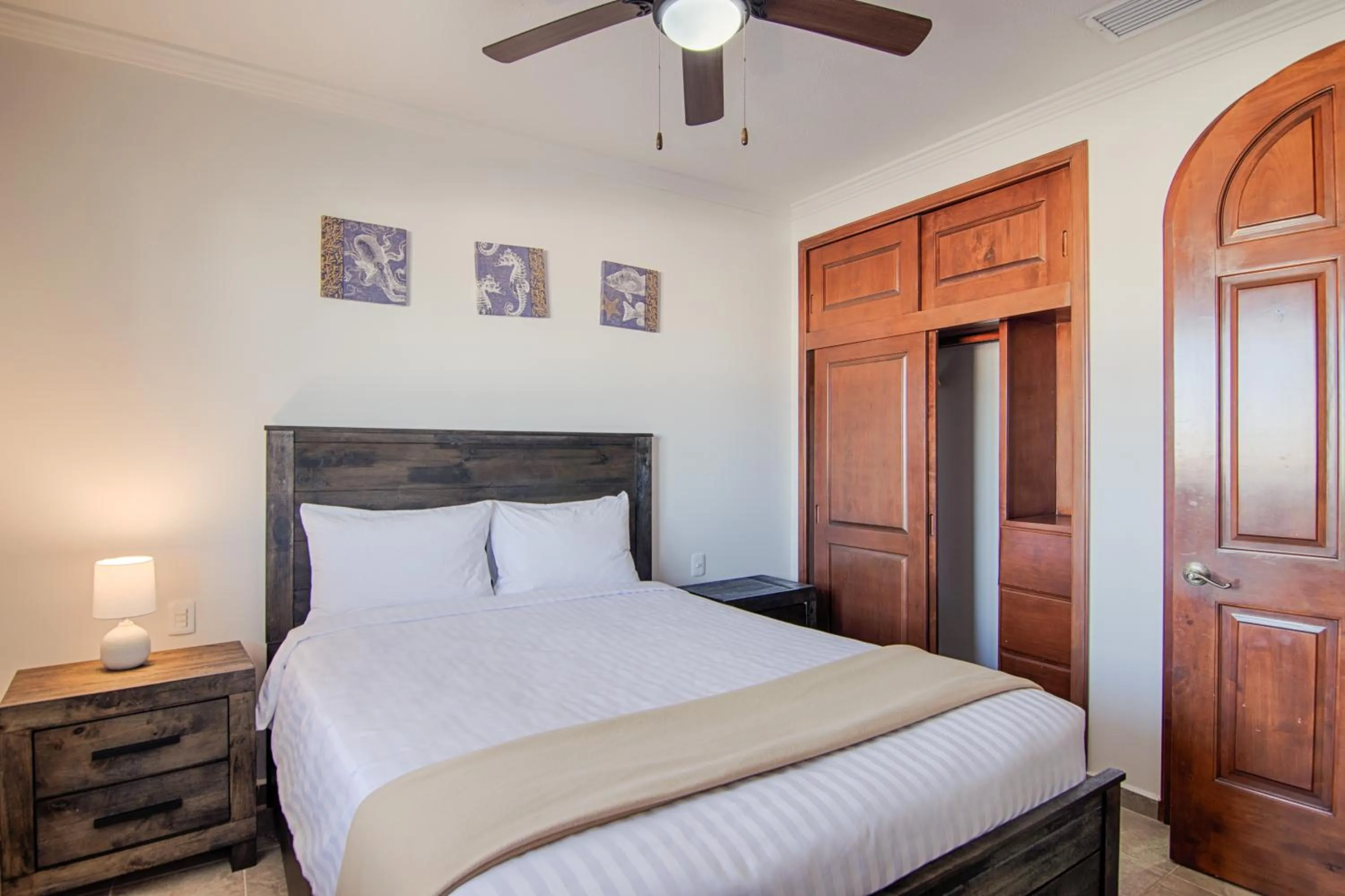 Bed in Casa Blanca Golf Villas