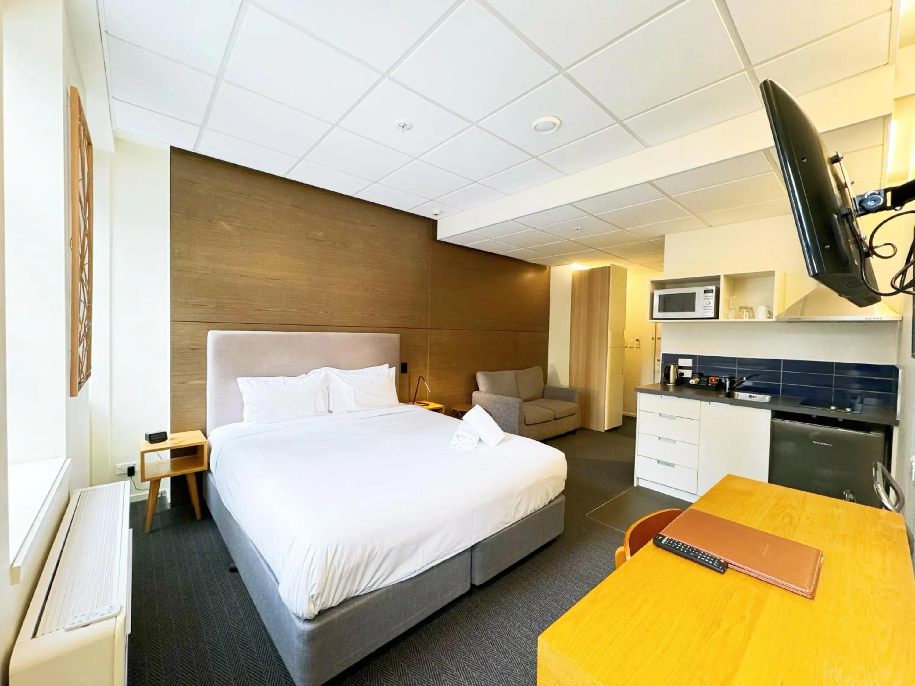 Toilet, Bed in Park Hotel, Lambton Quay