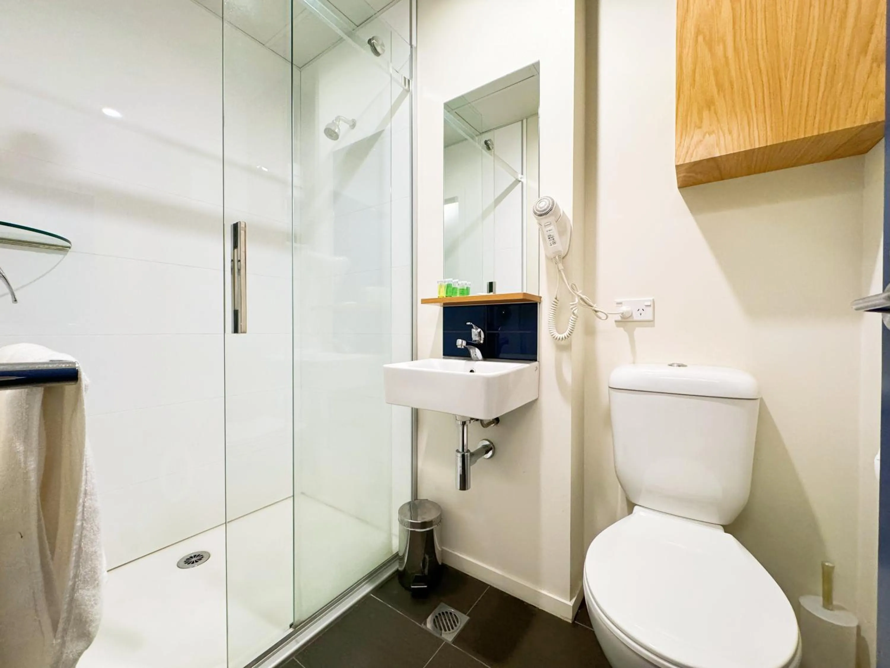 Shower in Park Hotel, Lambton Quay