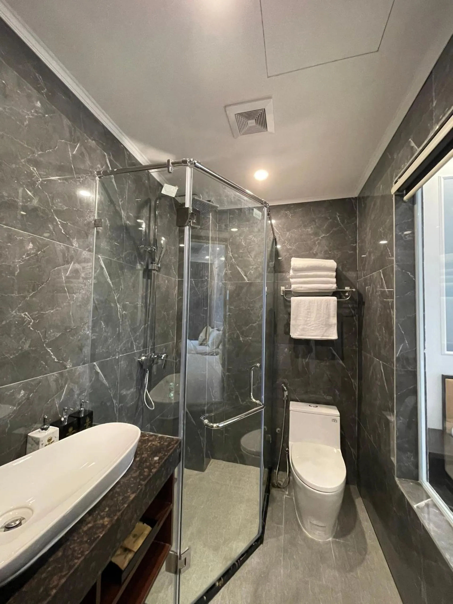 Shower in Châu Sơn Garden Resort