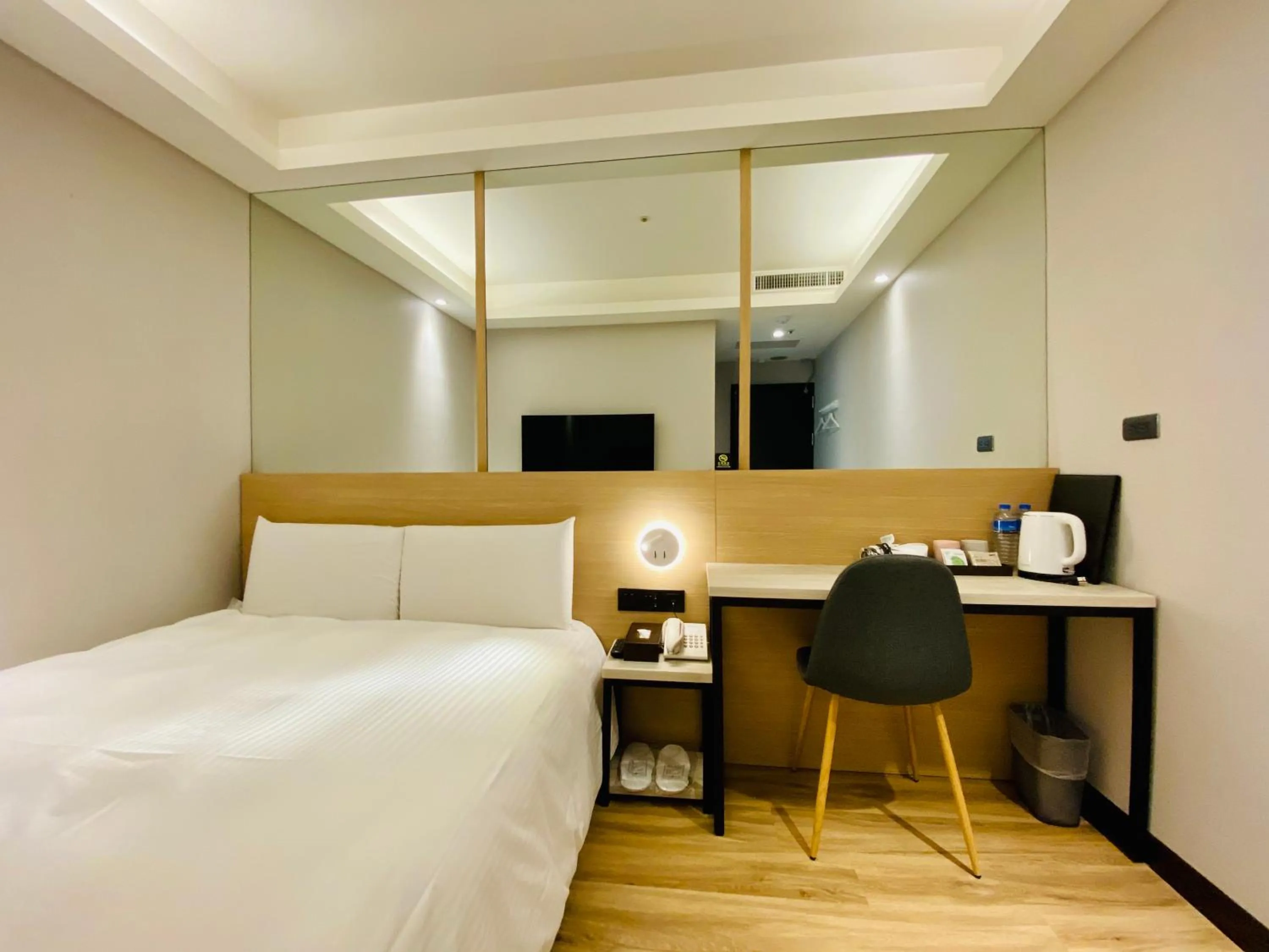TV and multimedia, Bed in Hub Hotel Songshan Inn