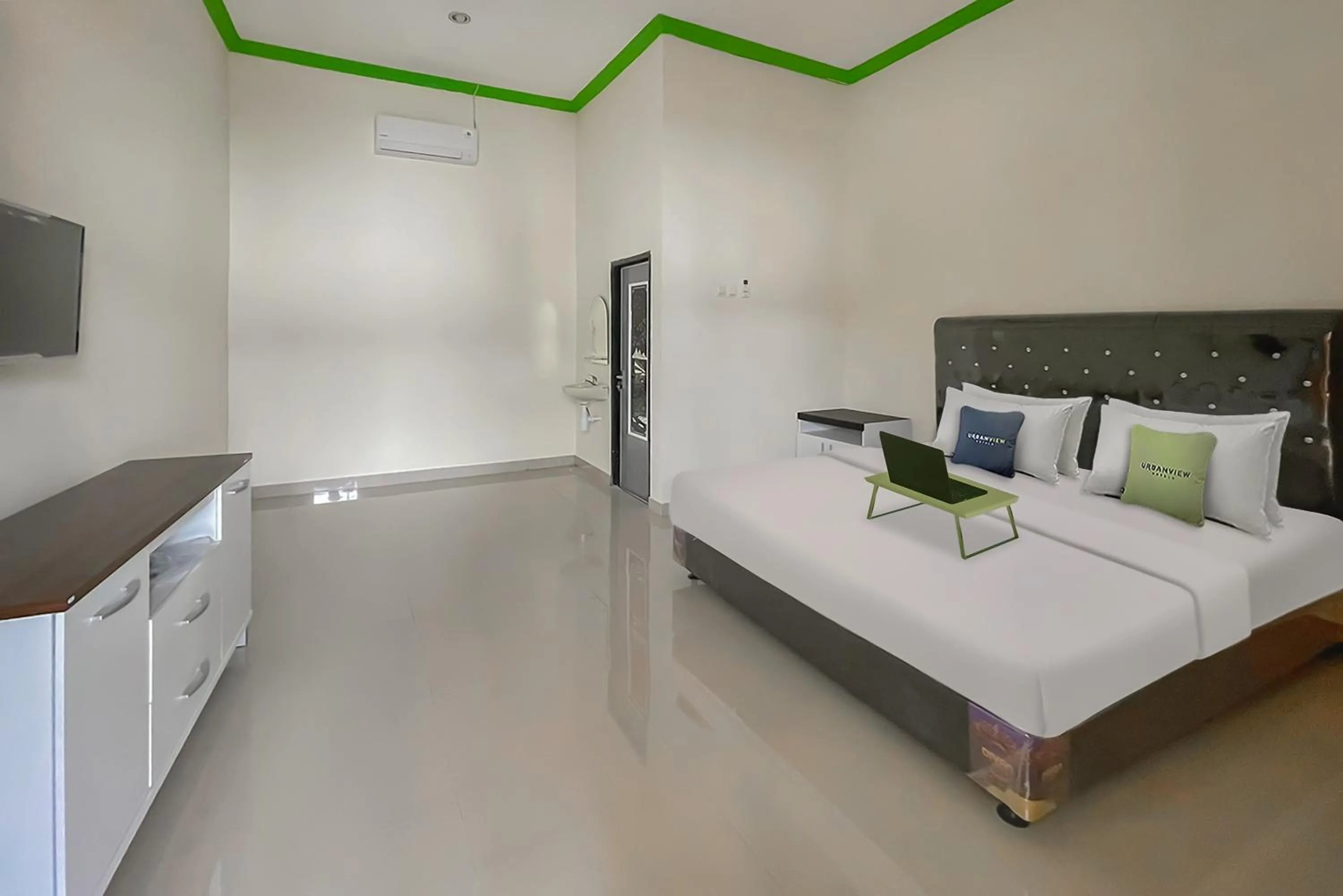 Bedroom, Bed in Urbanview Hotel Tirtamaya Jaya Indah Indramayu by RedDoorz
