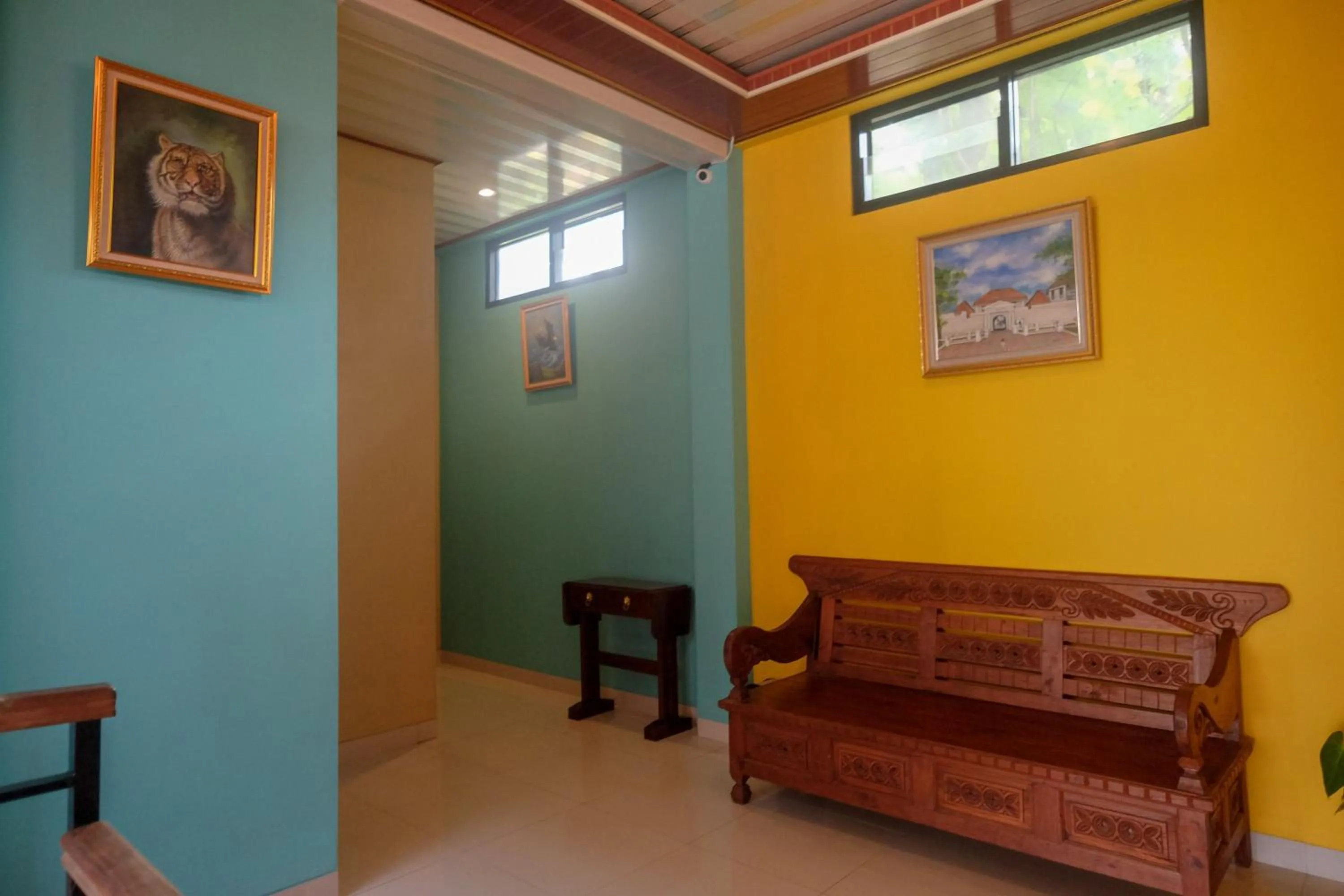 Living room in Sans Hotel Kumbang Yogyakarta by RedDoorz