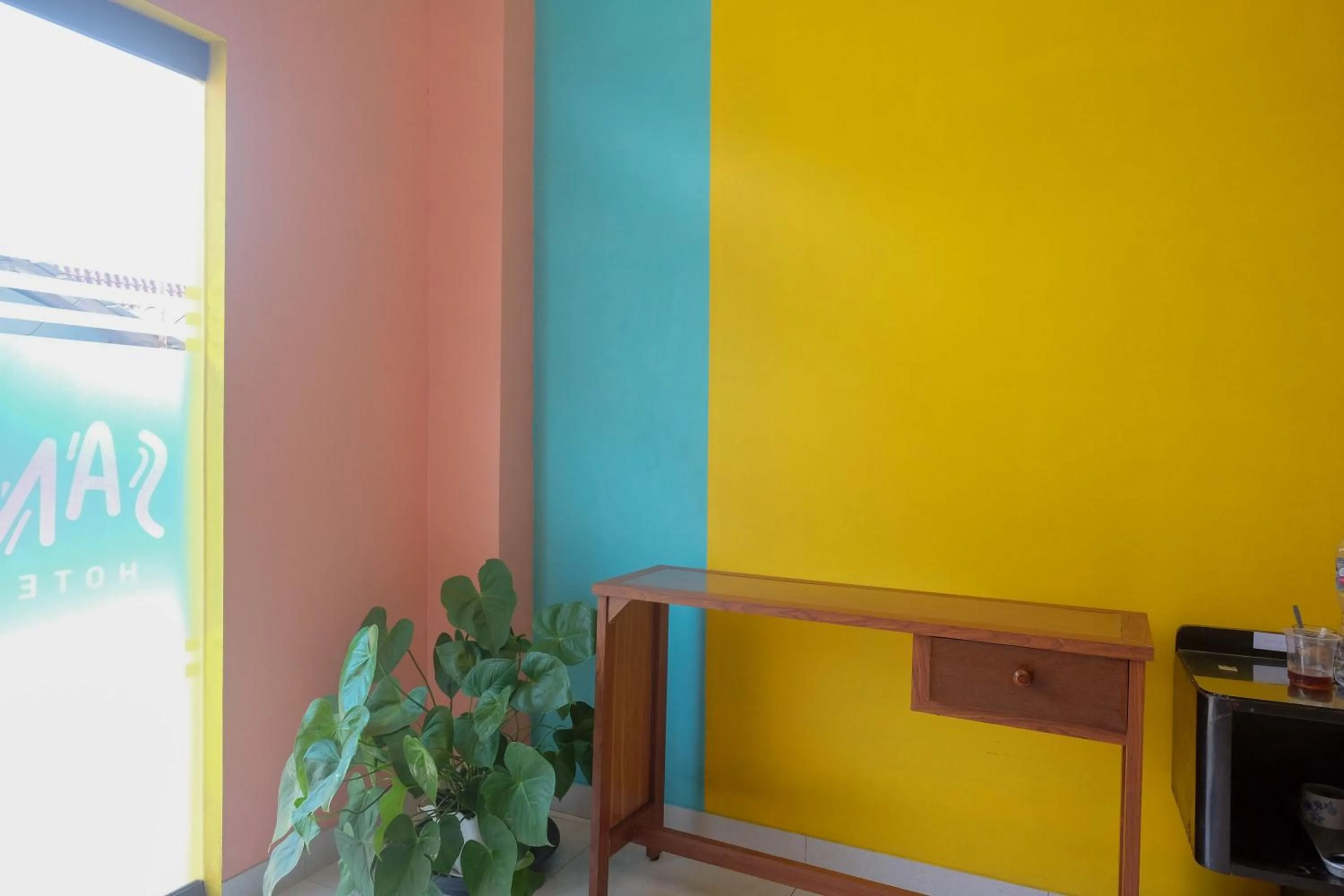 hair dresser in Sans Hotel Kumbang Yogyakarta by RedDoorz