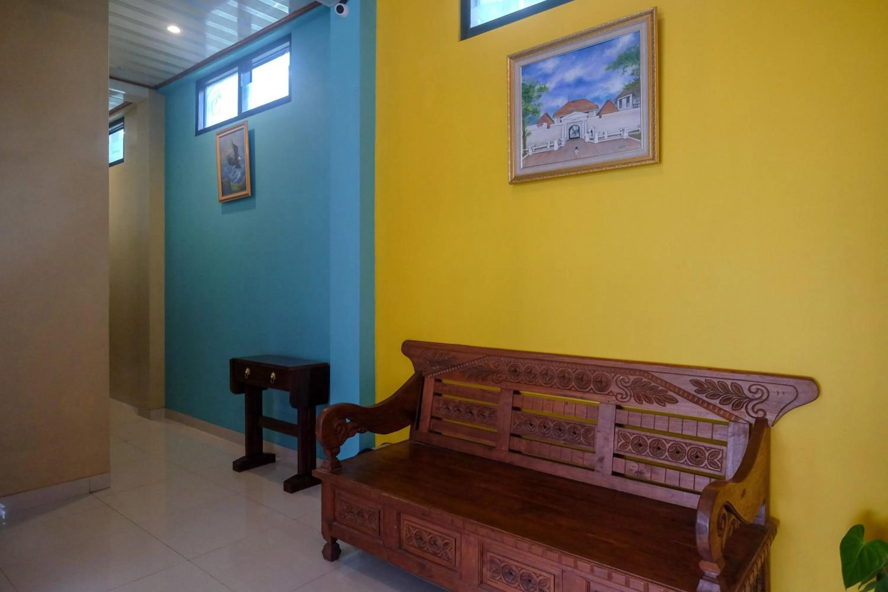 Living room in Sans Hotel Kumbang Yogyakarta by RedDoorz