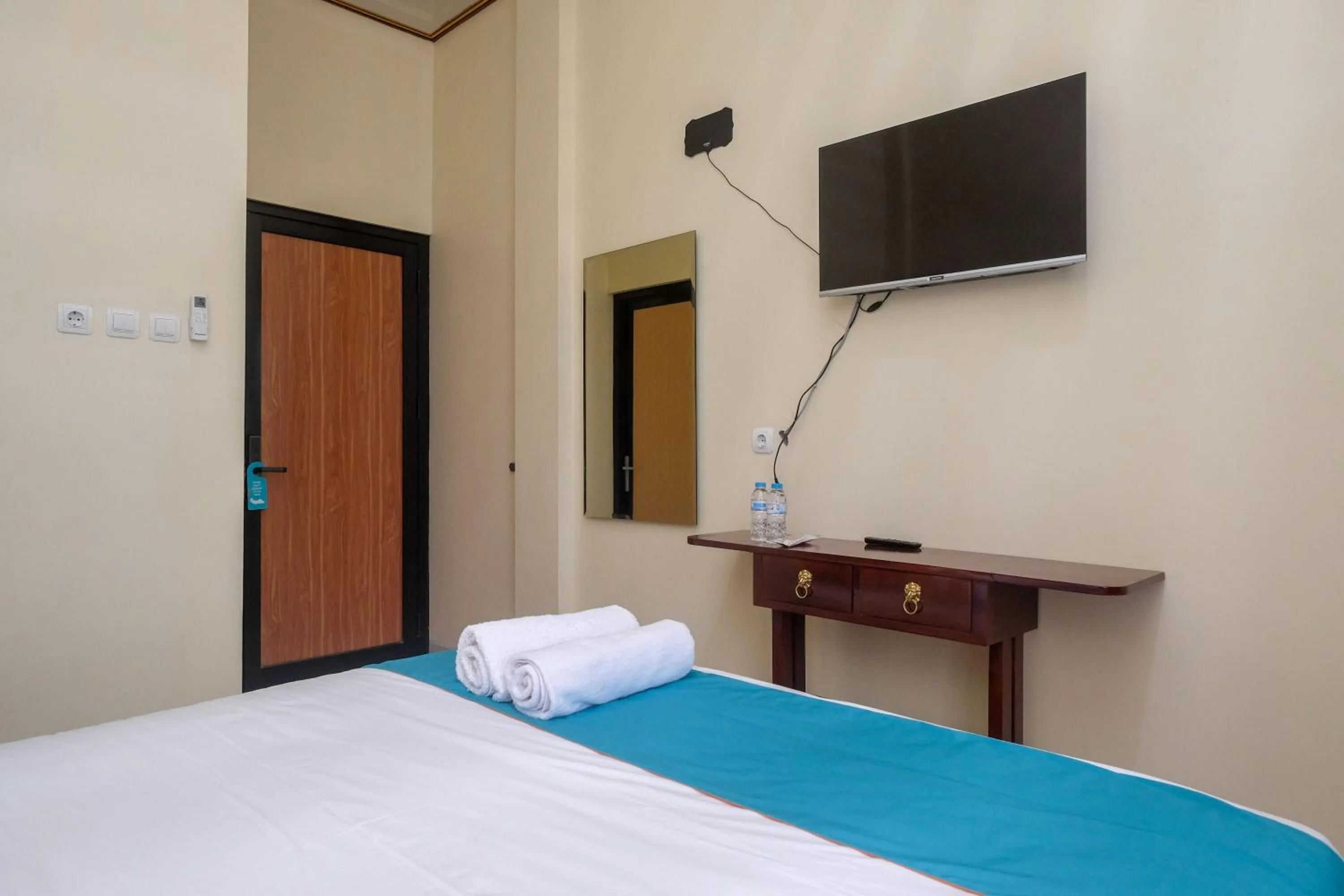Bedroom, Bed in Sans Hotel Kumbang Yogyakarta by RedDoorz