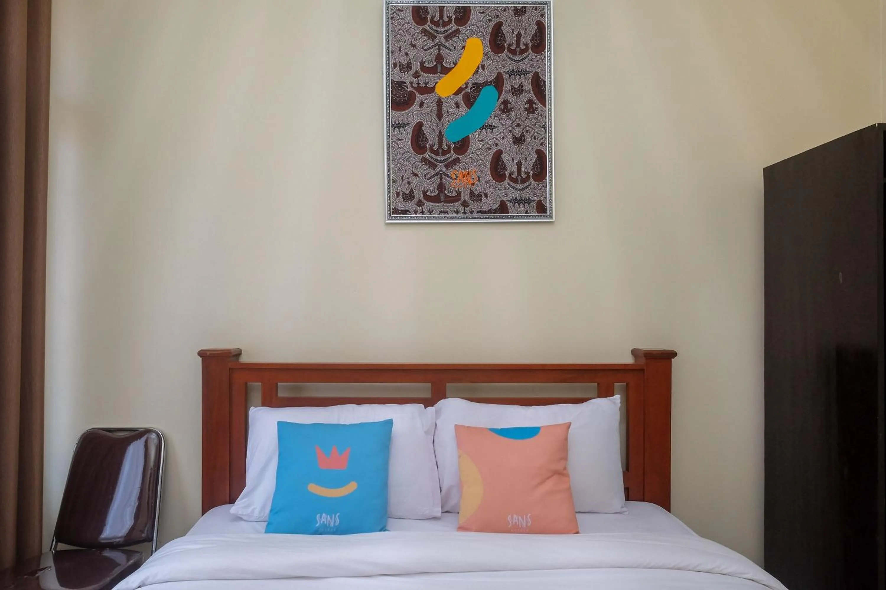 Bedroom, Bed in Sans Hotel Kumbang Yogyakarta by RedDoorz