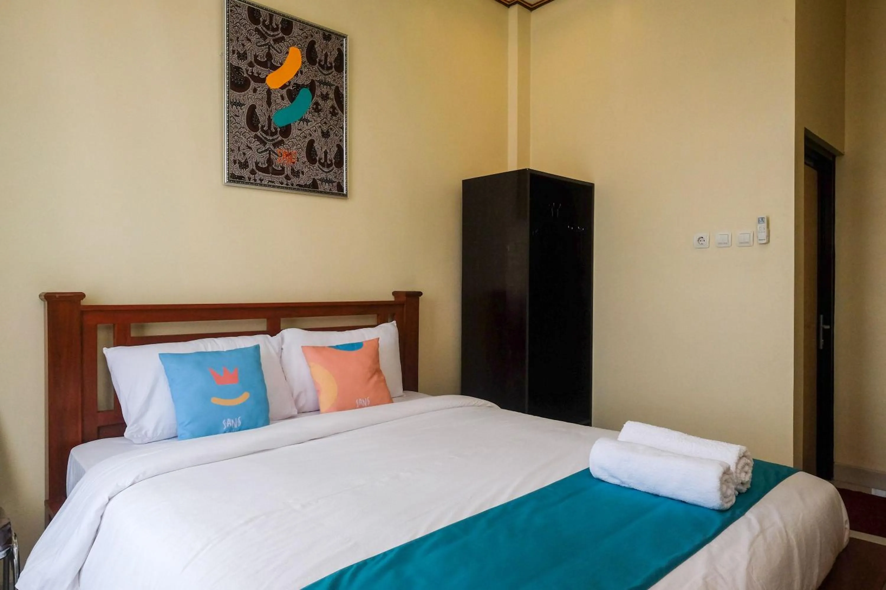 Bedroom, Bed in Sans Hotel Kumbang Yogyakarta by RedDoorz