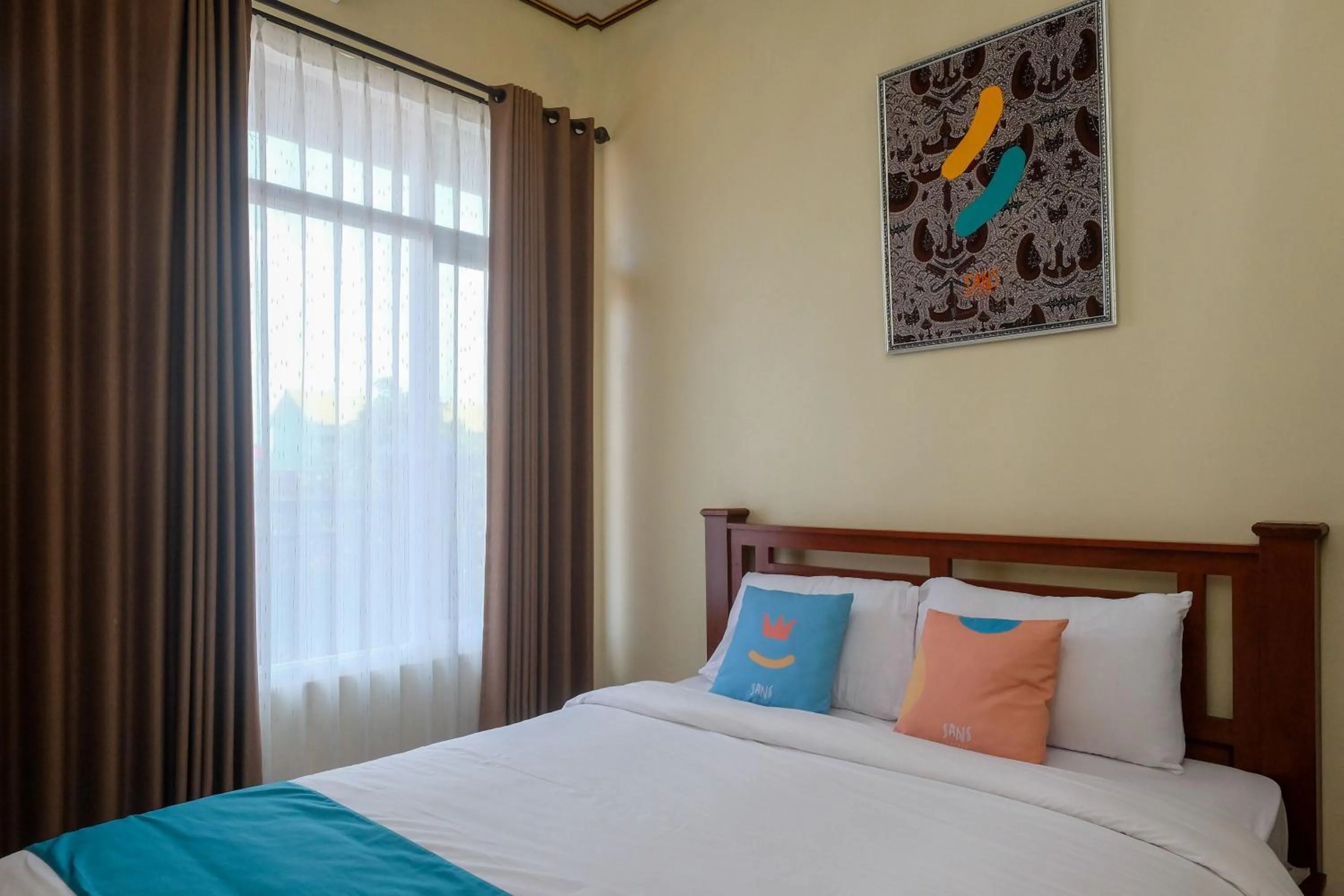 Bedroom, Bed in Sans Hotel Kumbang Yogyakarta by RedDoorz