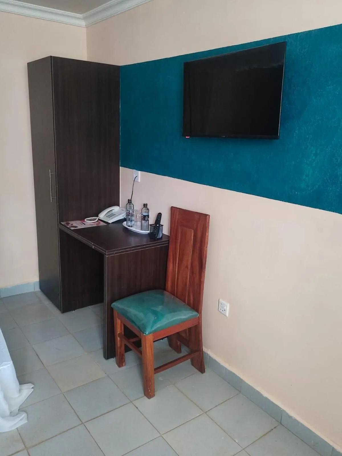 TV and multimedia in Gardens Executive Suites
