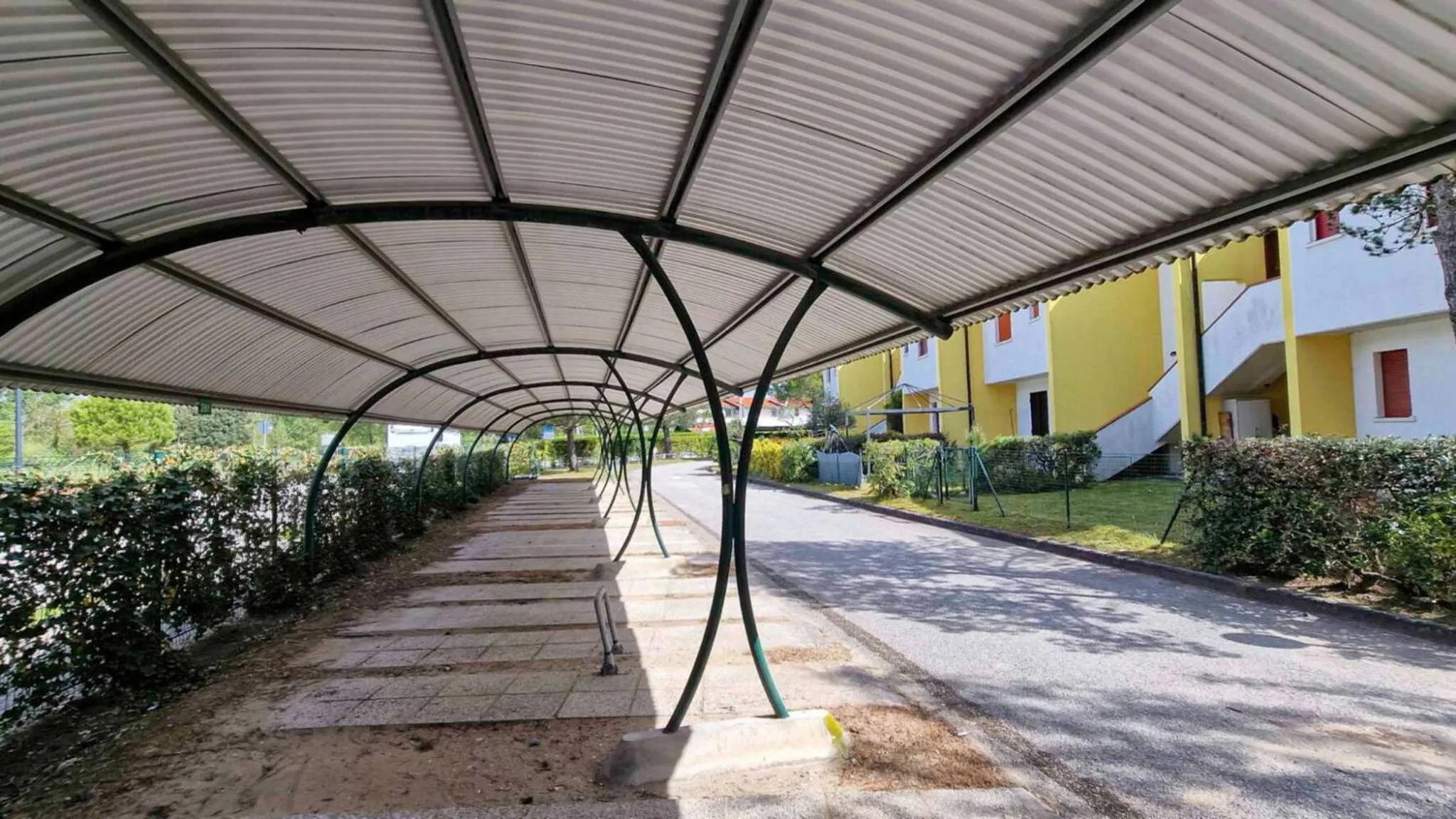 Patio in Bright flat in residence with pool - Beahost