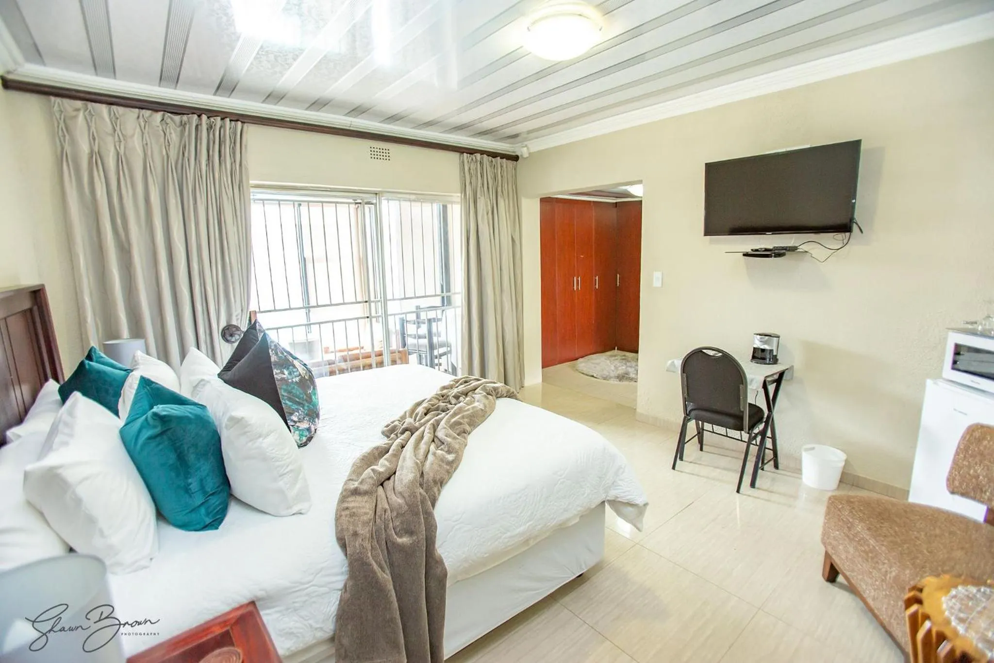 Communal lounge/ TV room, Bed in Zoe BnB