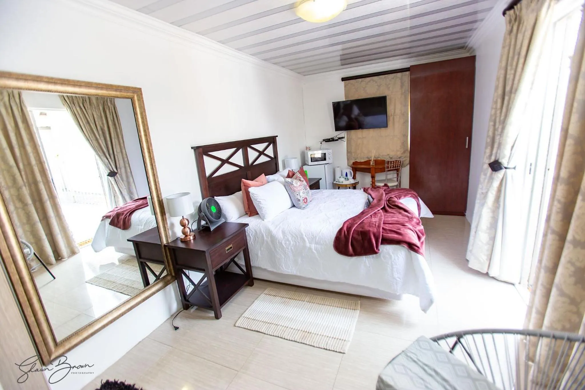 Communal lounge/ TV room, Bed in Zoe BnB