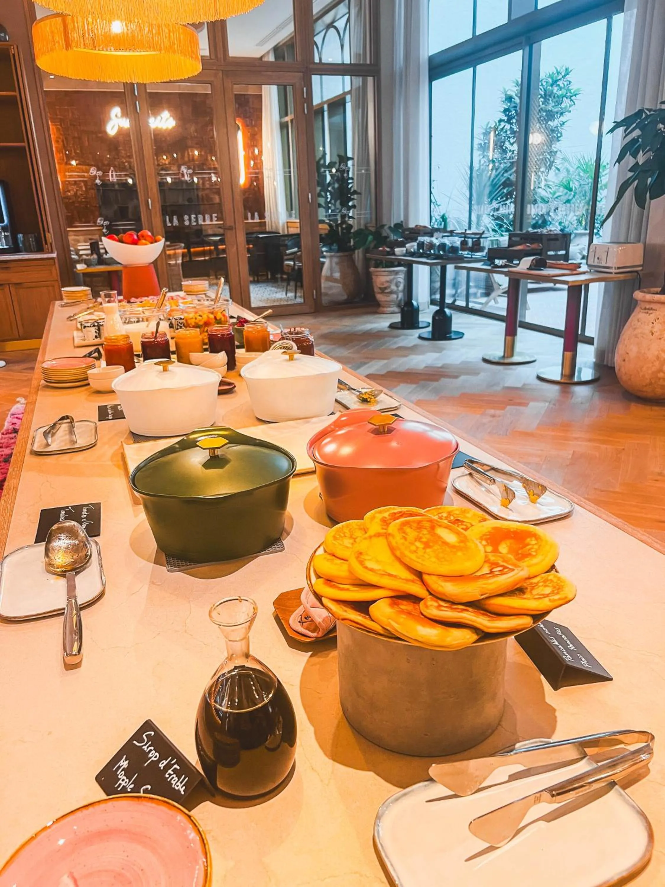 Buffet breakfast in Bloom House Hôtel & SPA