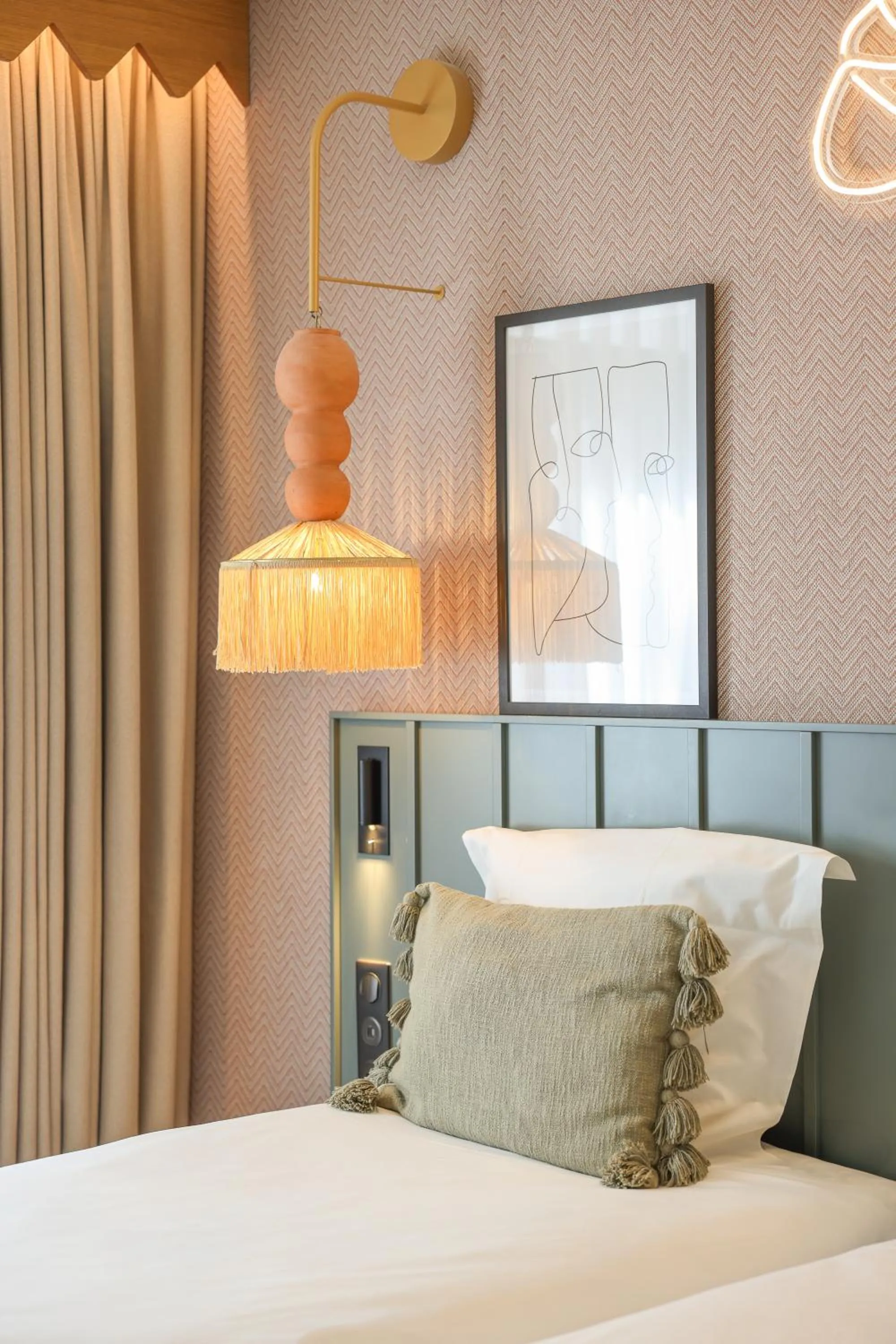 Bed in Bloom House Hôtel & SPA