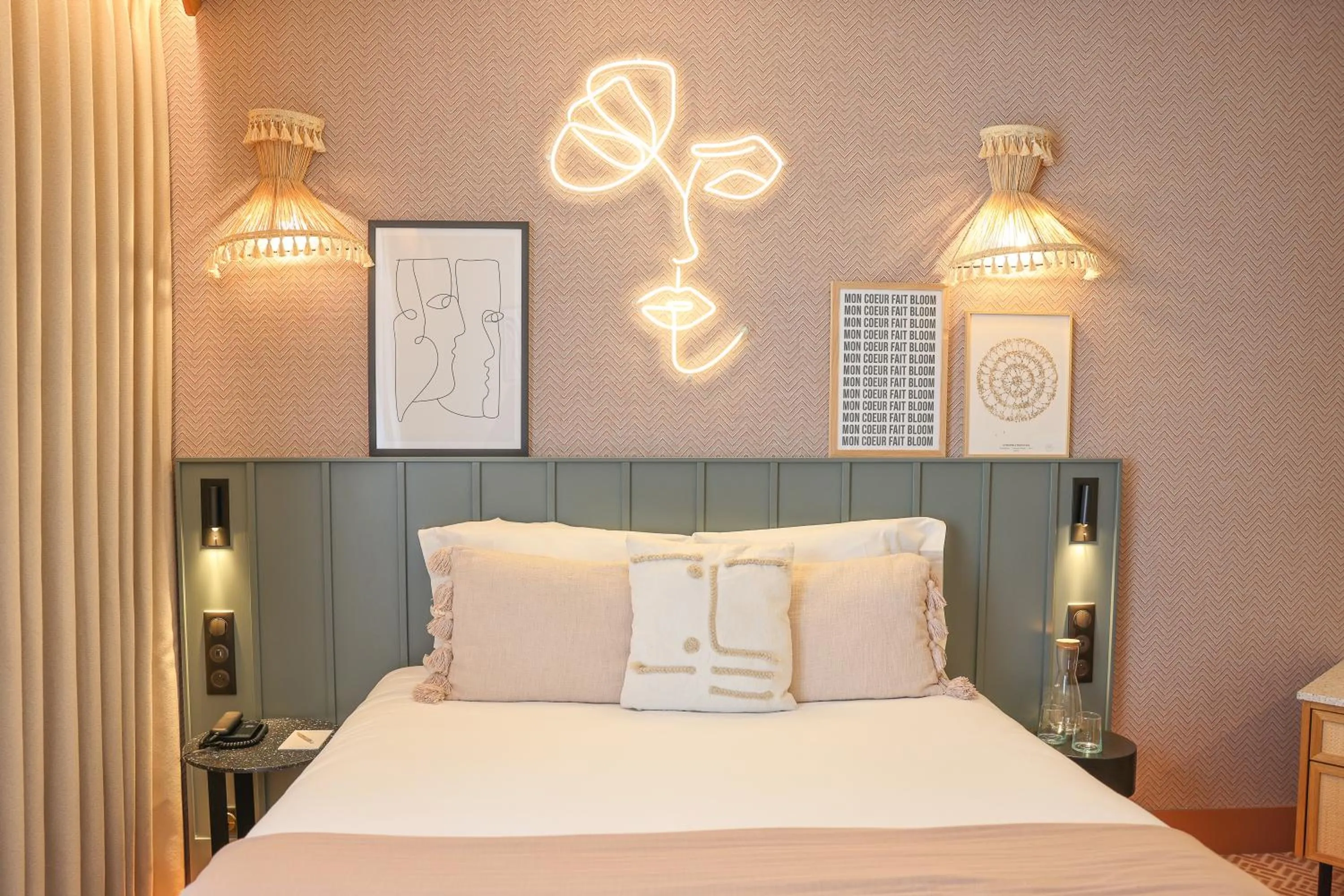 Bed in Bloom House Hôtel & SPA