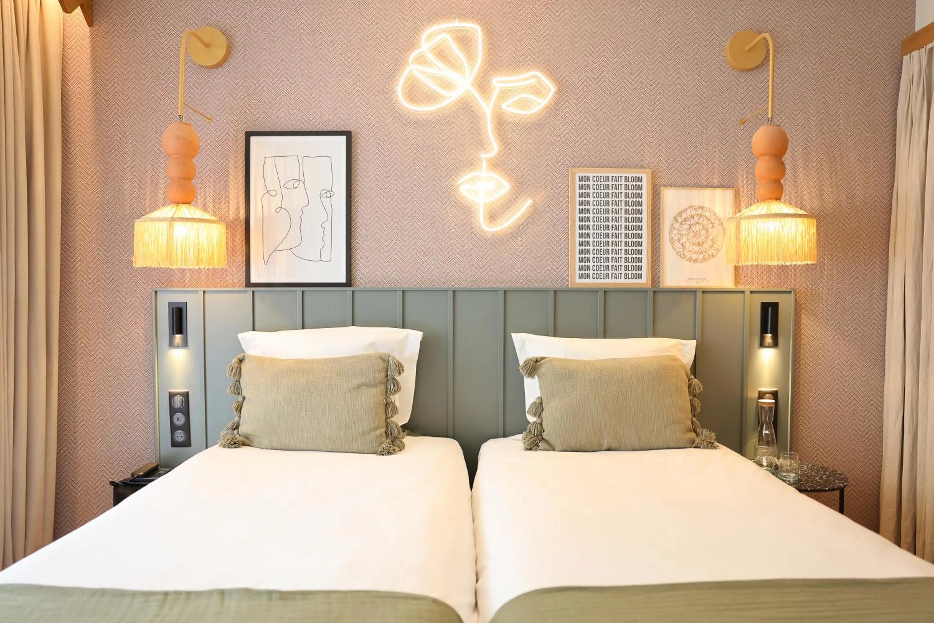 Bed in Bloom House Hôtel & SPA