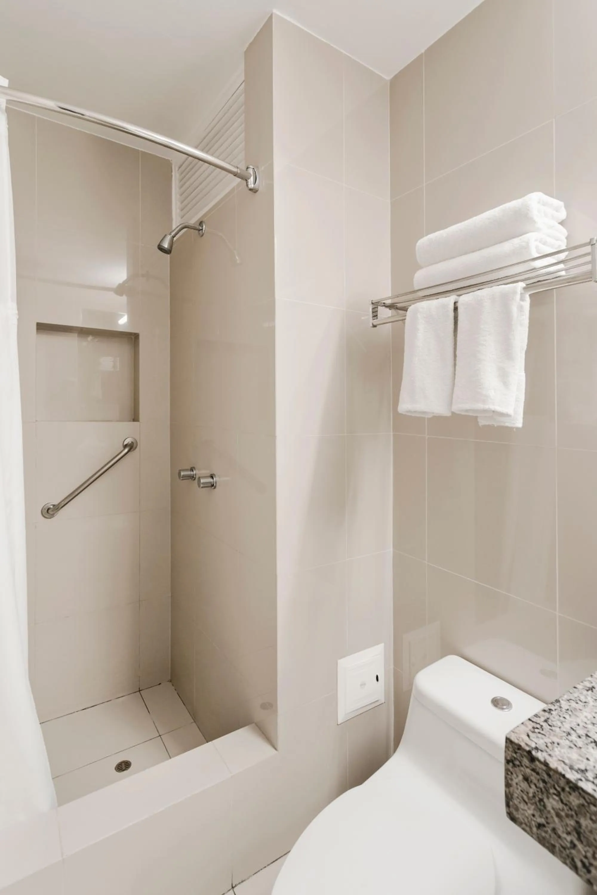 Shower in Wyndham Costa del Sol Chiclayo