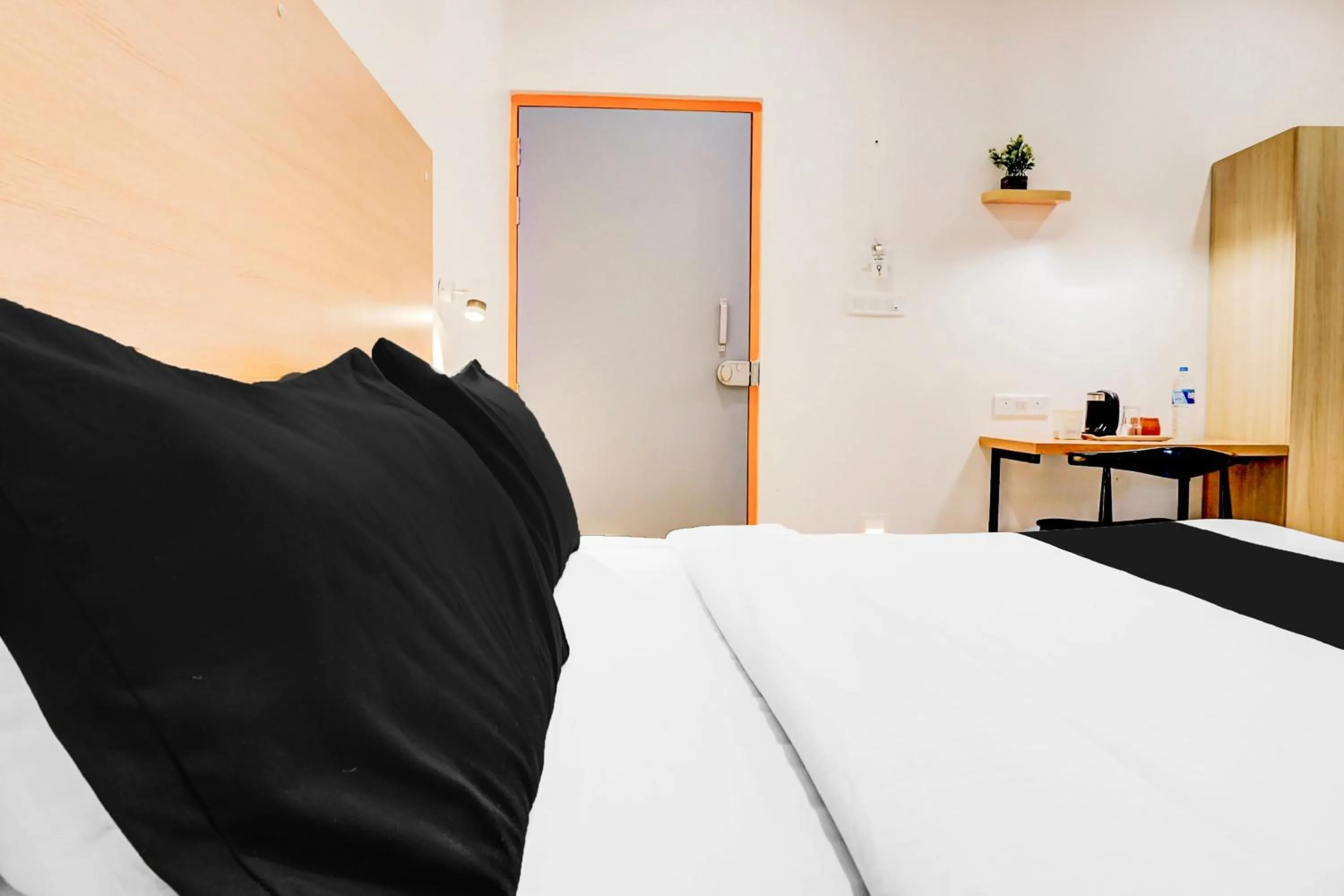 Bedroom, Bed in Super Townhouse Hadapsar formerly Savali Inn