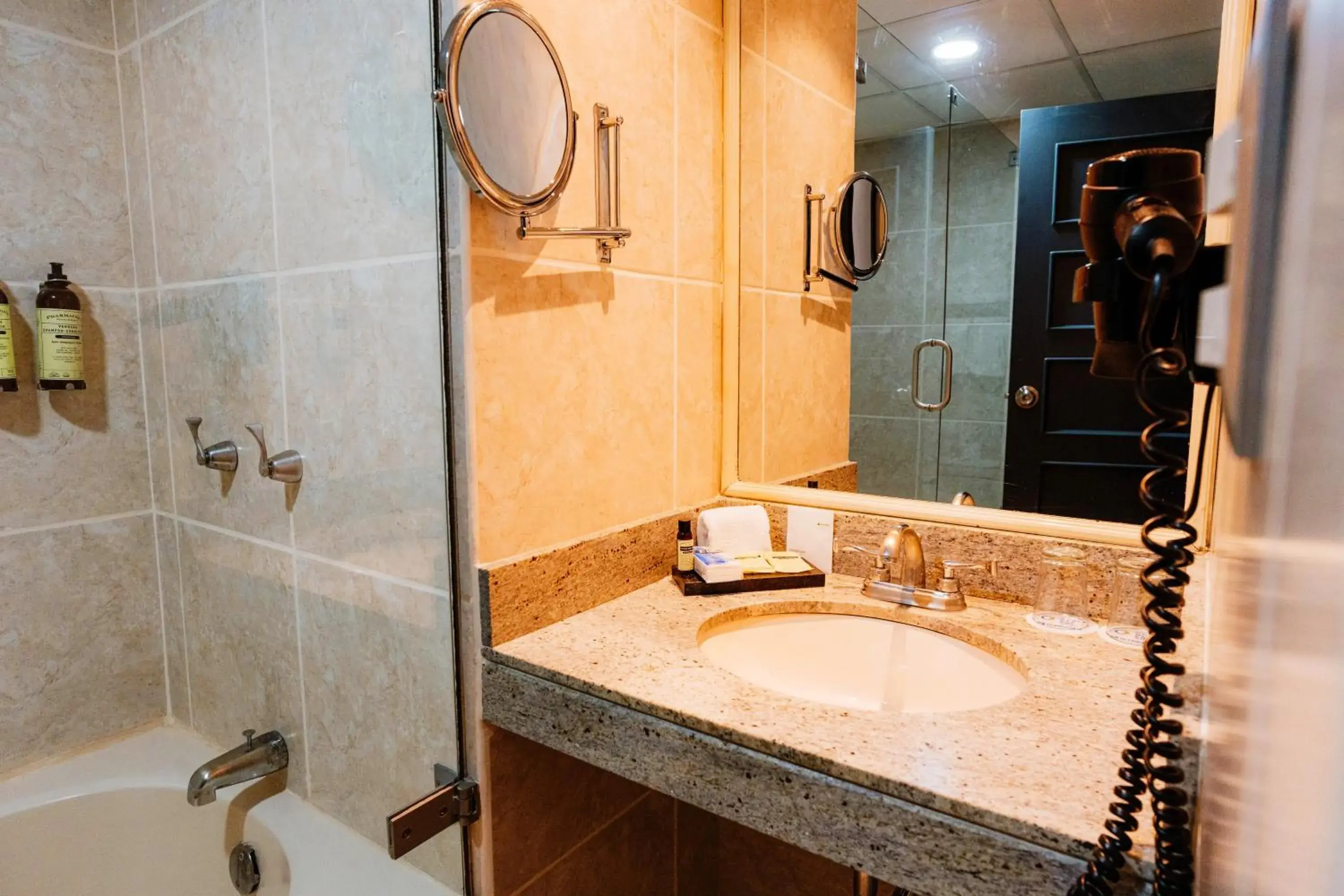 Queen Room - Non-Smoking in Costa del Sol Wyndham Cajamarca Queen Room - Non-Smoking in Costa del Sol Wyndham Cajamarca