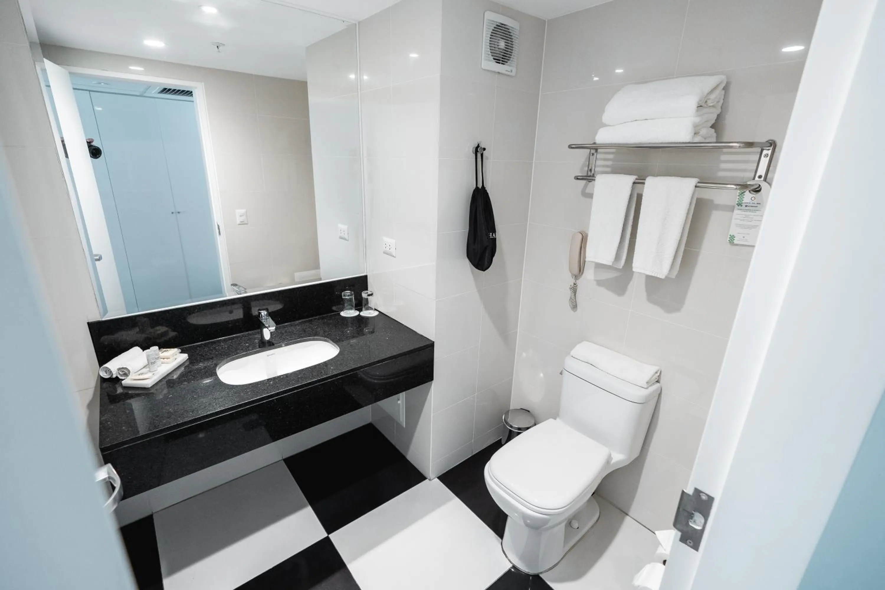 Shower in Wyndham Costa del Sol Tumbes