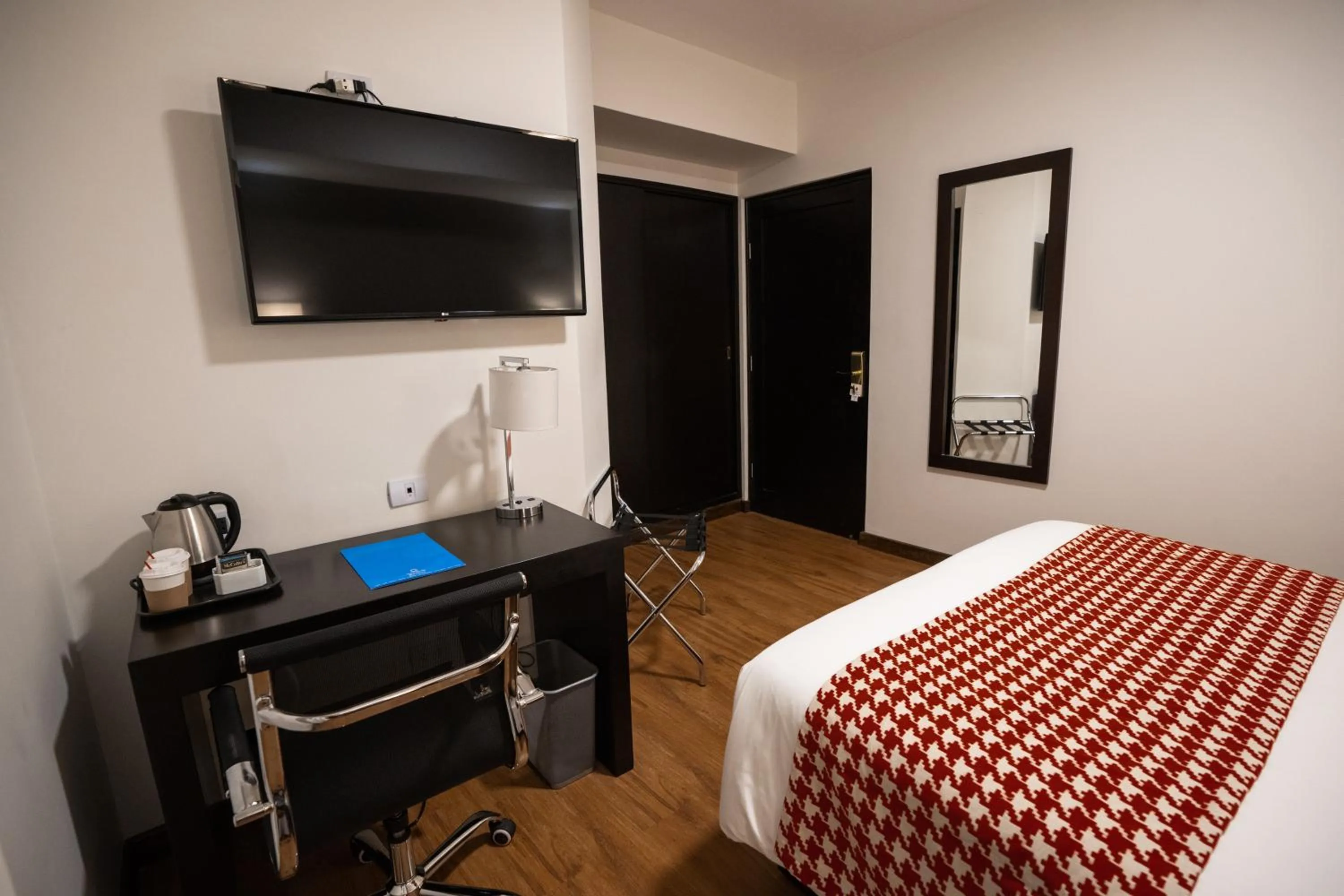 Bathroom, Bed in Wyndham Costa del Sol Piura