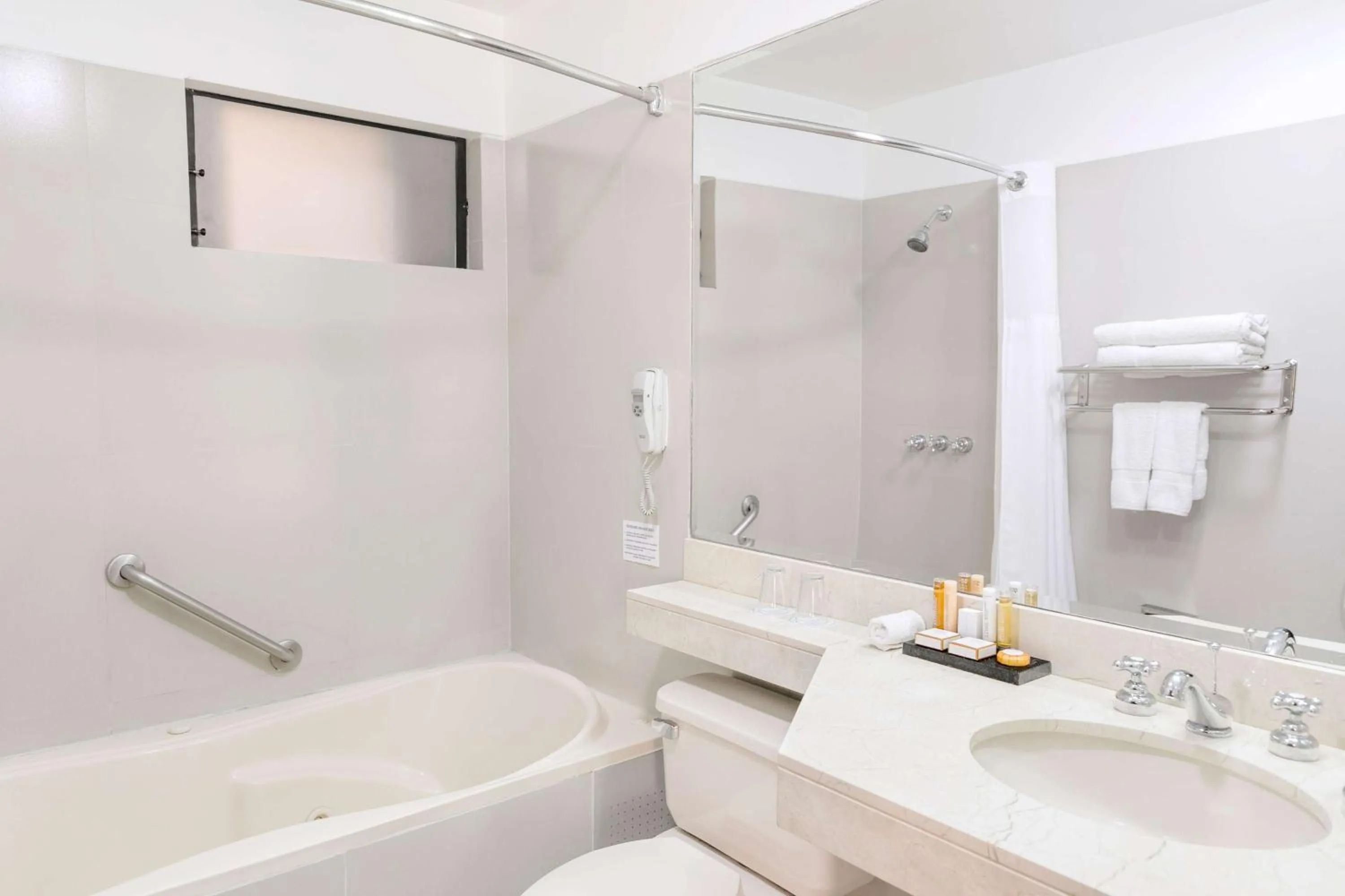 Bathroom in Wyndham Costa del Sol Piura