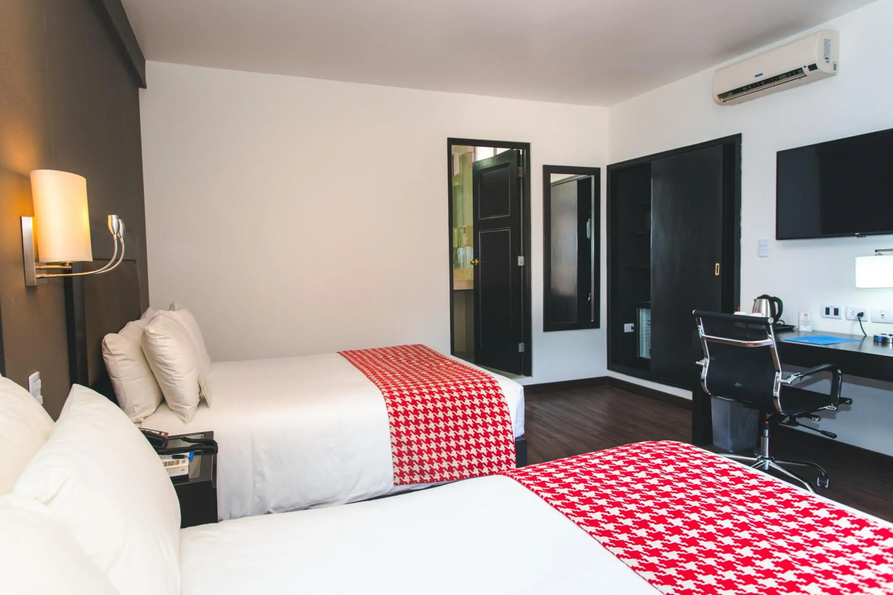 TV and multimedia, Bed in Wyndham Costa del Sol Piura