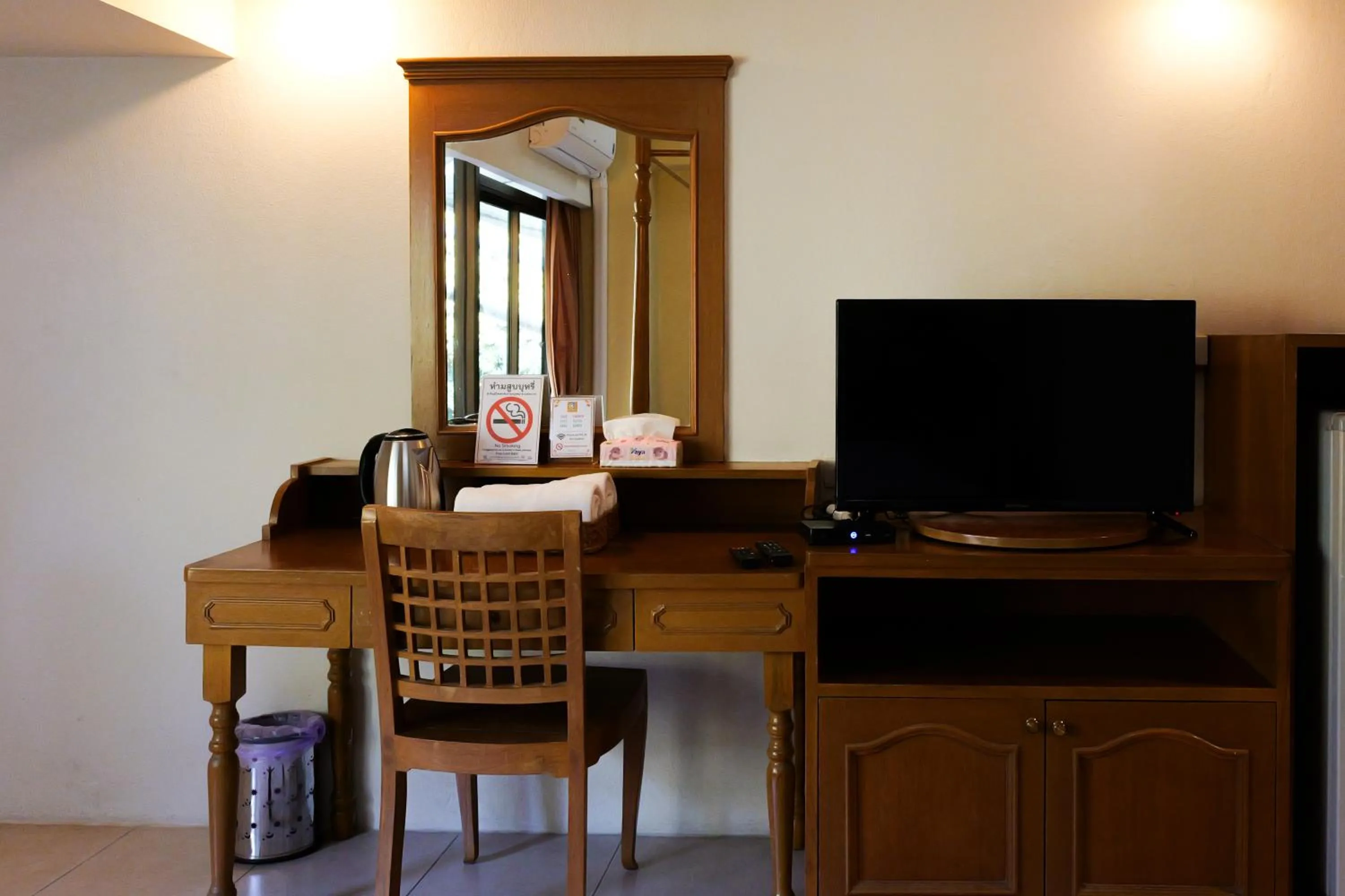 TV and multimedia in โรงแรมมูนแอนด์ซัน Moon and Sun Hotel