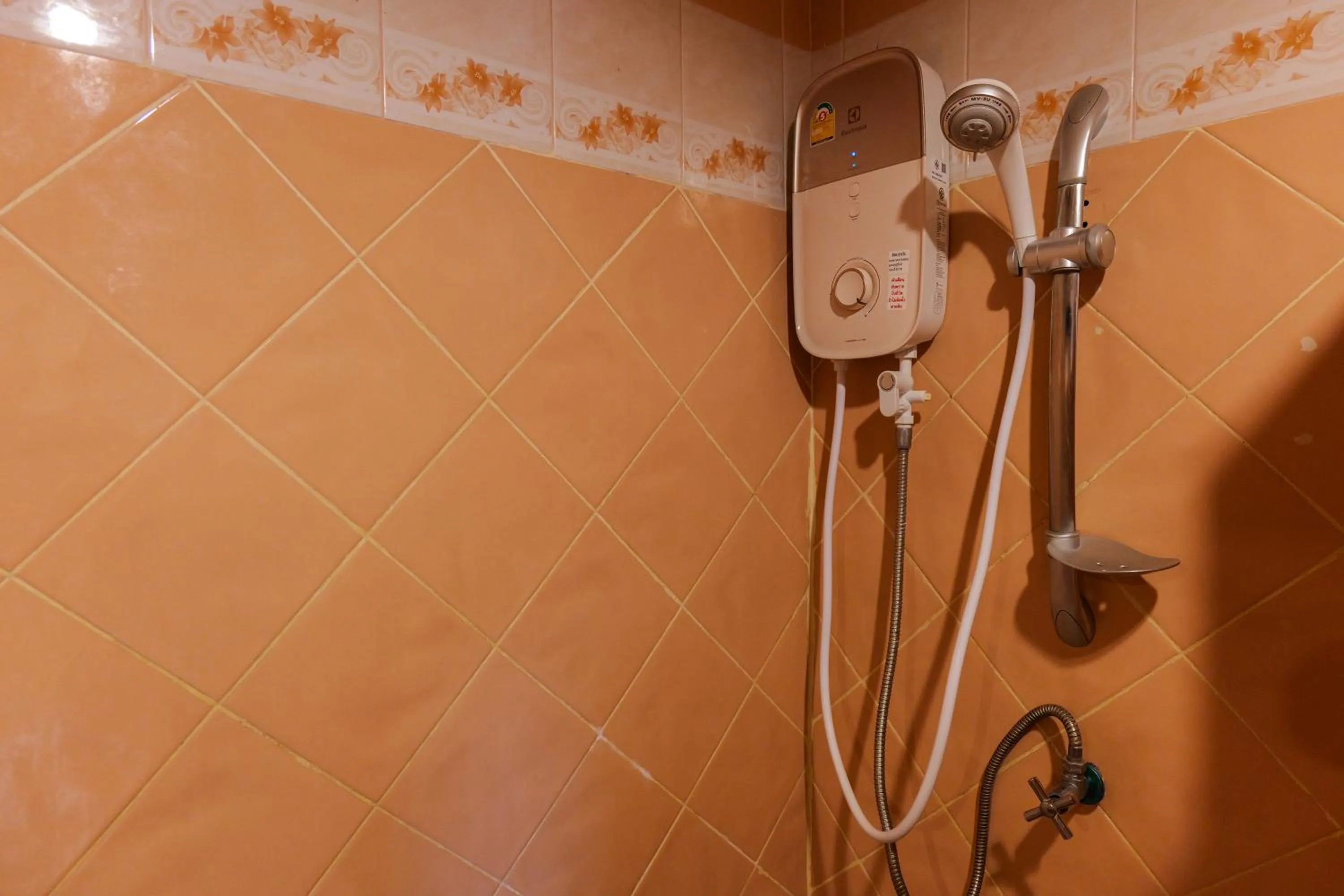 Shower in โรงแรมมูนแอนด์ซัน Moon and Sun Hotel