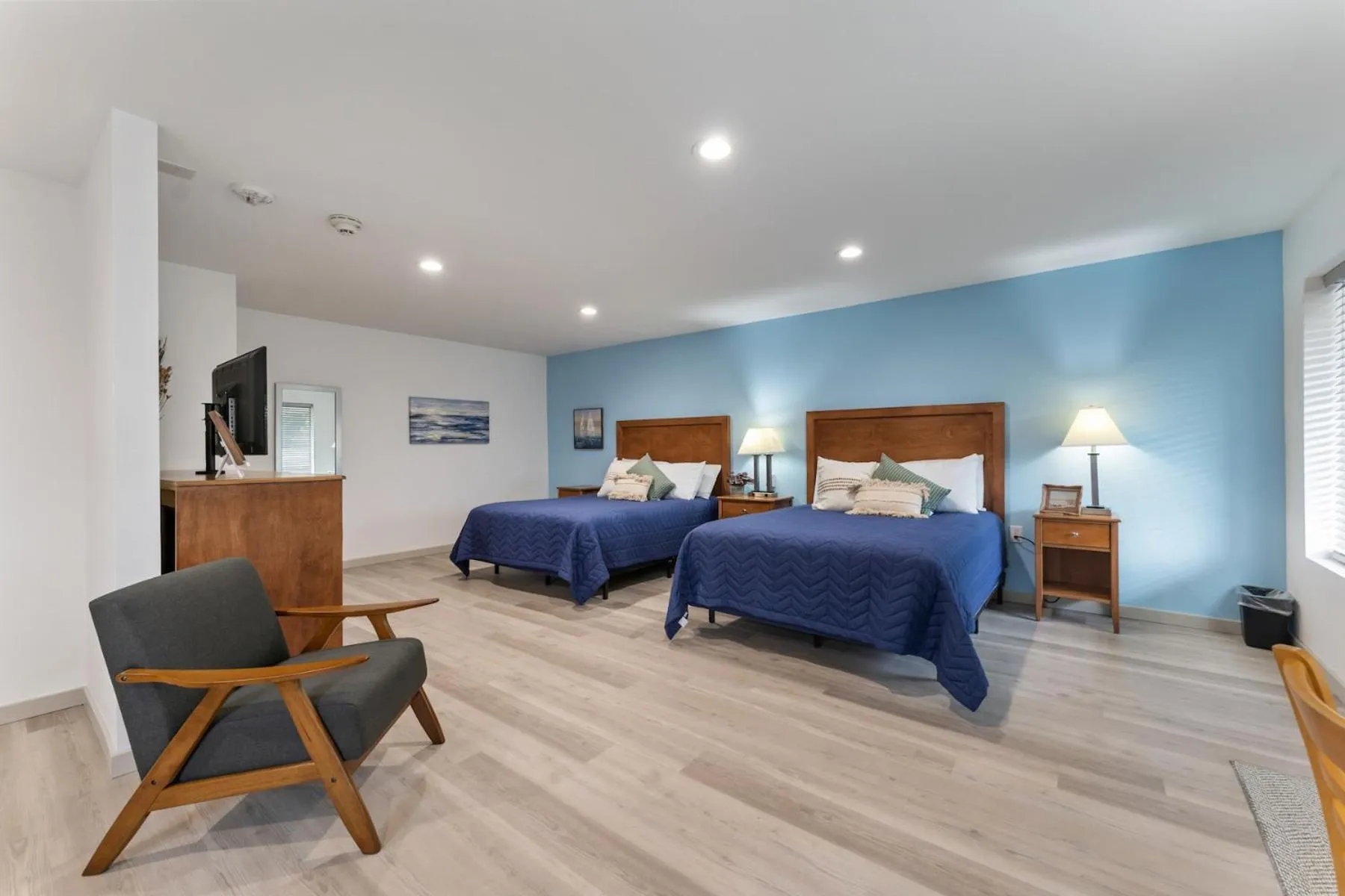 Bed in Extended Stay Gun Barrel City