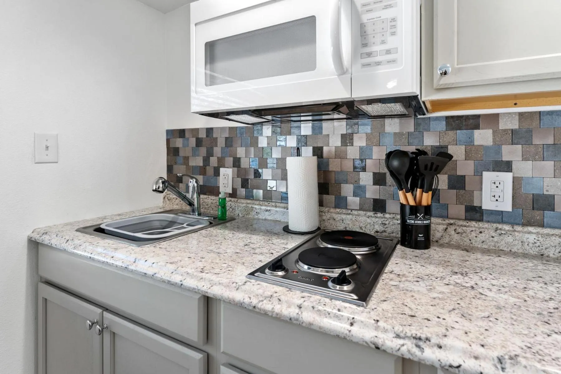 Kitchen or kitchenette in Extended Stay Gun Barrel City