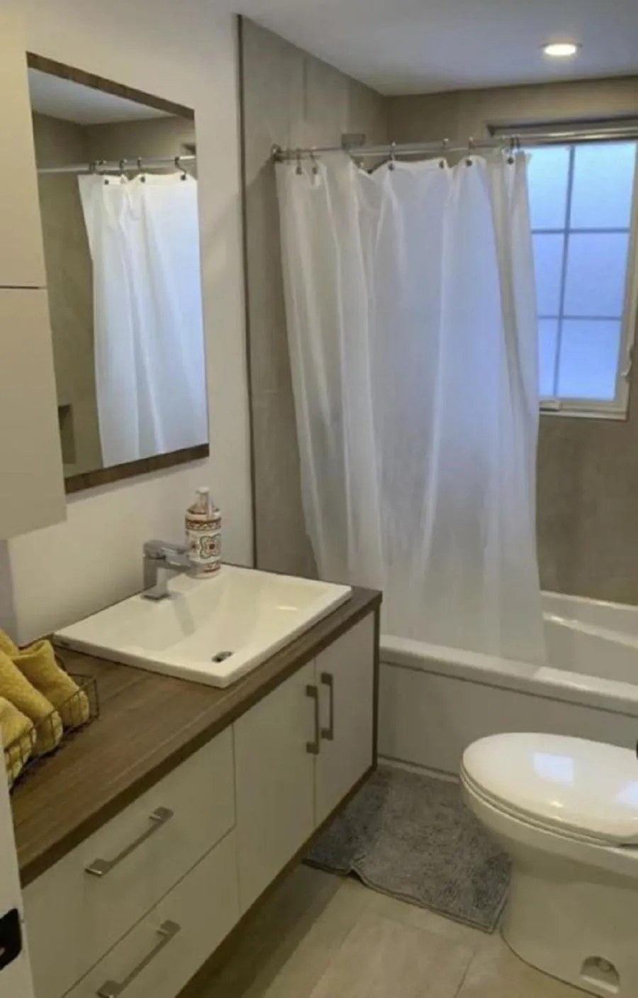 Free Parking, Beautiful 4 1/2-2 BR apartment