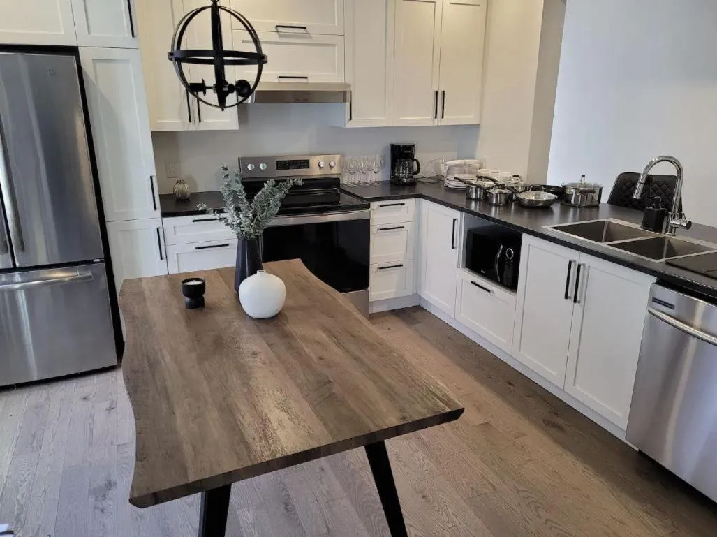 Free Parking, Beautiful 4 1/2-2 BR apartment