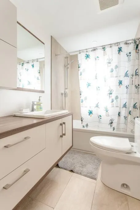 Free Parking, Beautiful 4 1/2-2 BR apartment