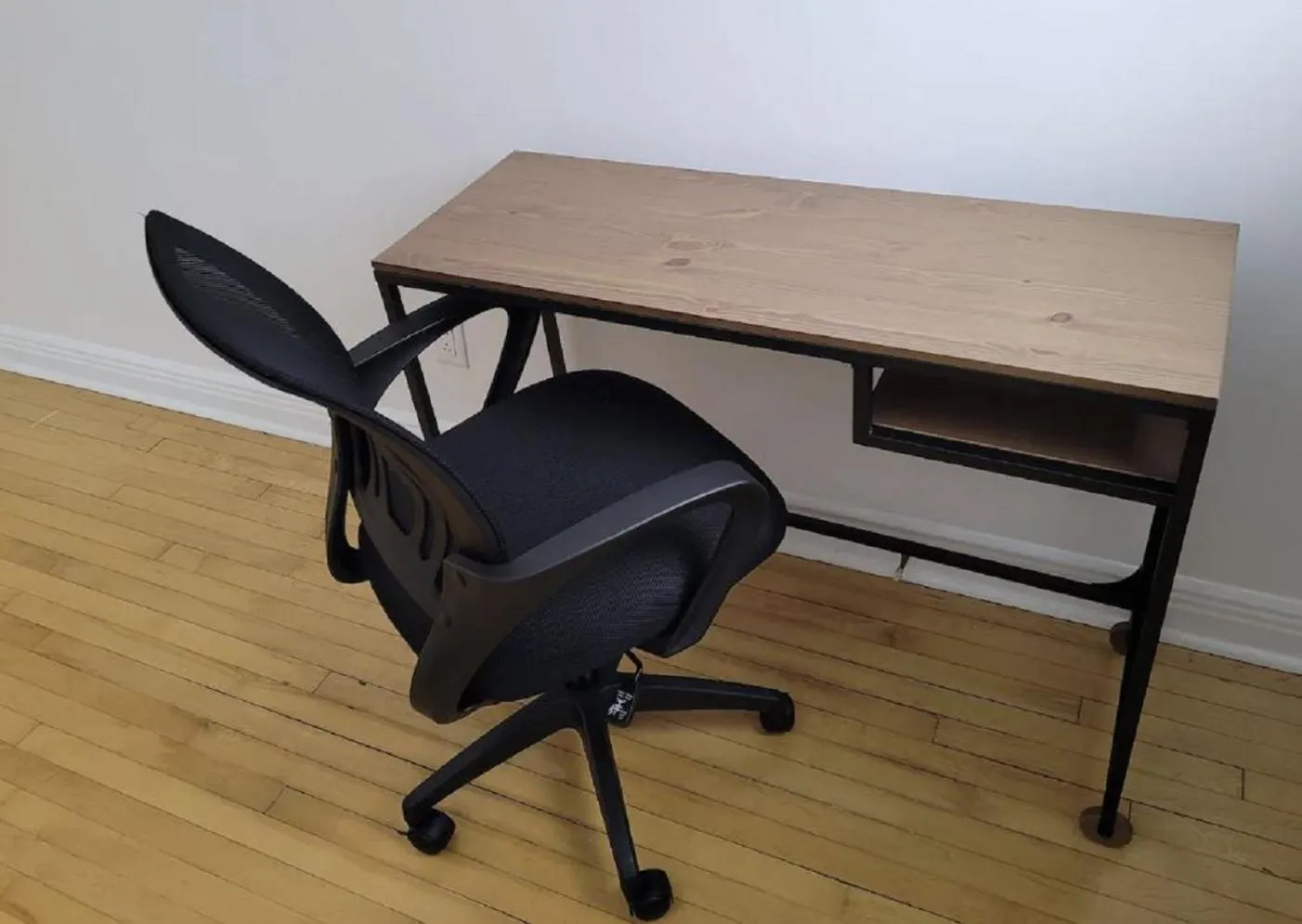 Free Parking, Beautiful 4 1/2-2 BR apartment