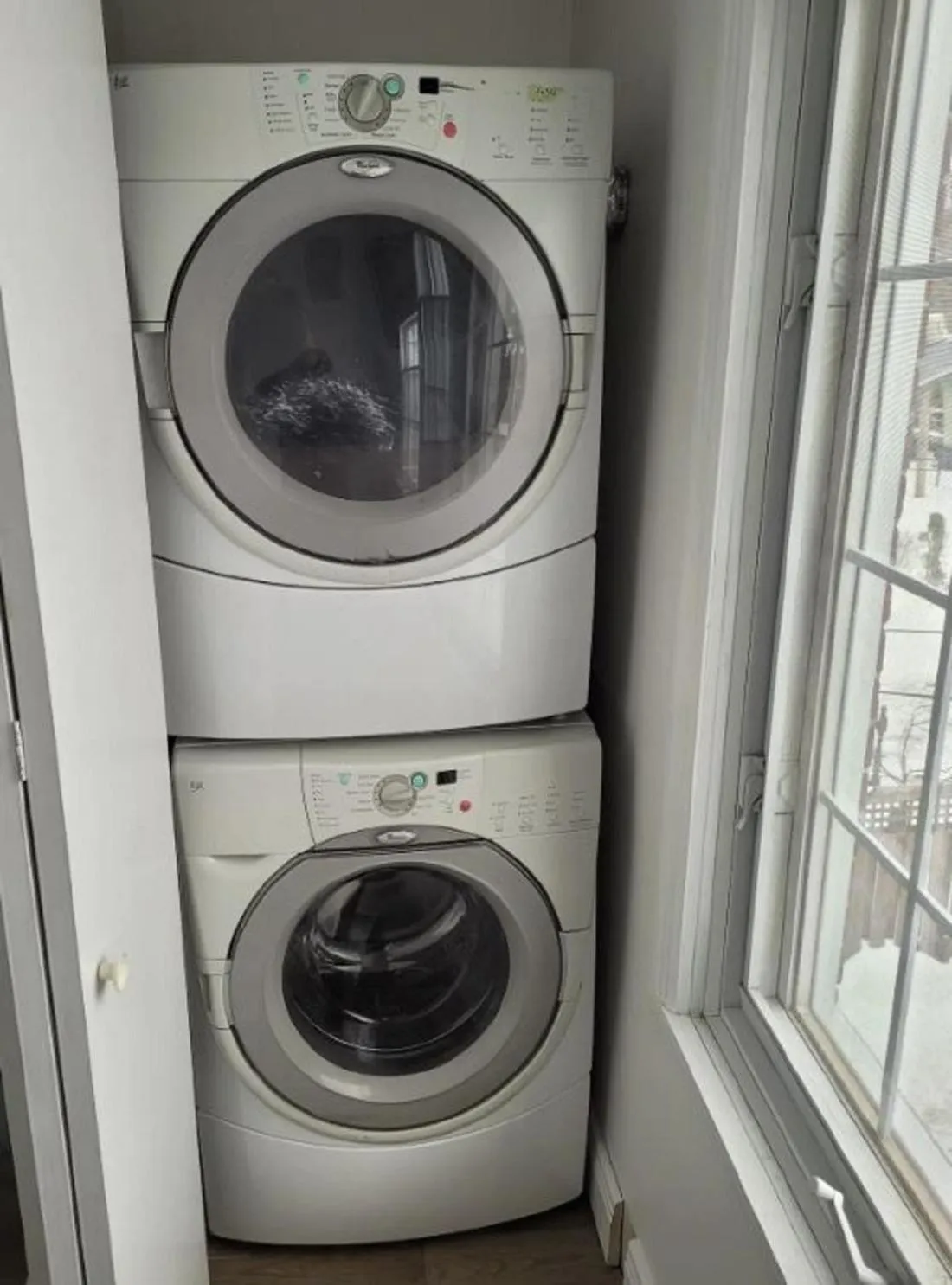 Free Parking, Beautiful 4 1/2-2 BR apartment