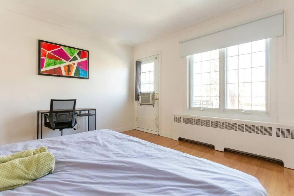 Bed in Free Parking, Beautiful 4 1/2-2 BR apartment