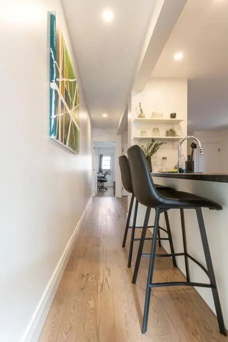 Free Parking, Beautiful 4 1/2-2 BR apartment