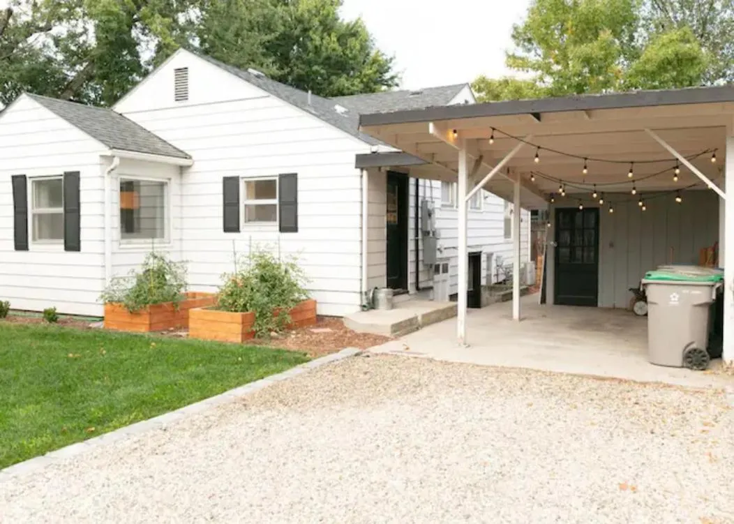 Other in Celebration Chalet! Quant, cozy, a few blocks from BSU and close to downtown Boise, Fireplace, 4 beds, and seating for 6 Pets Welcome!