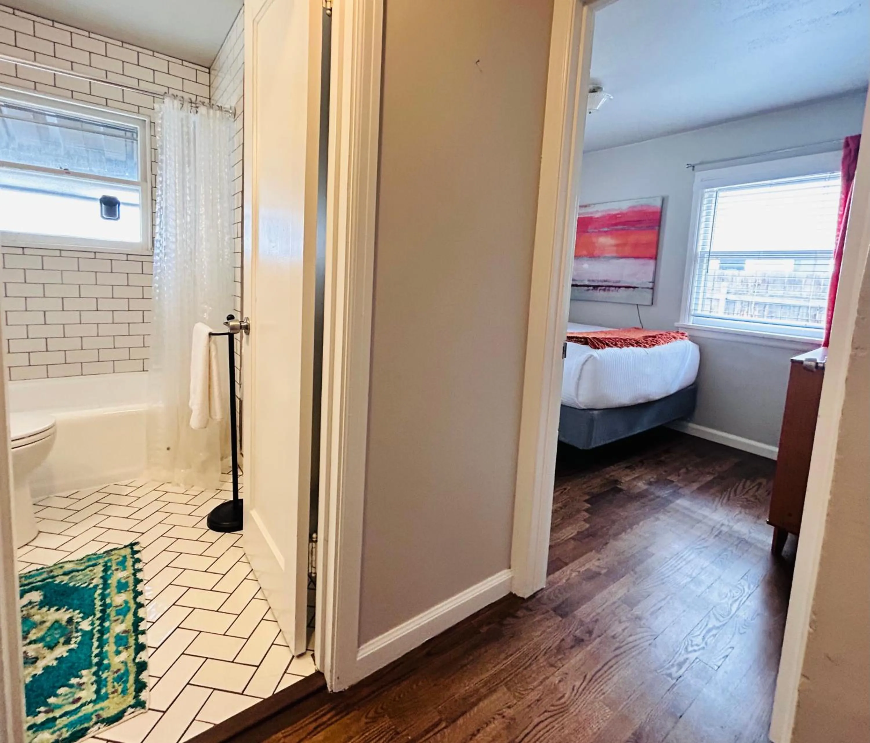 Other, Bed in Celebration Chalet! Quant, cozy, a few blocks from BSU and close to downtown Boise, Fireplace, 4 beds, and seating for 6 Pets Welcome!