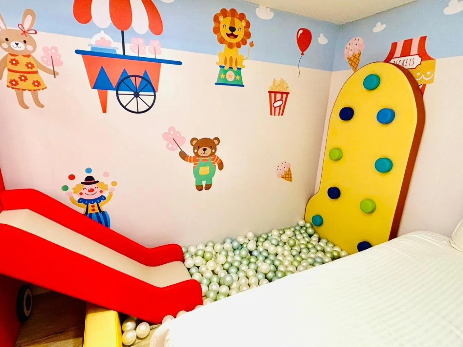 Children play ground, Bed in Have Fun Hotel