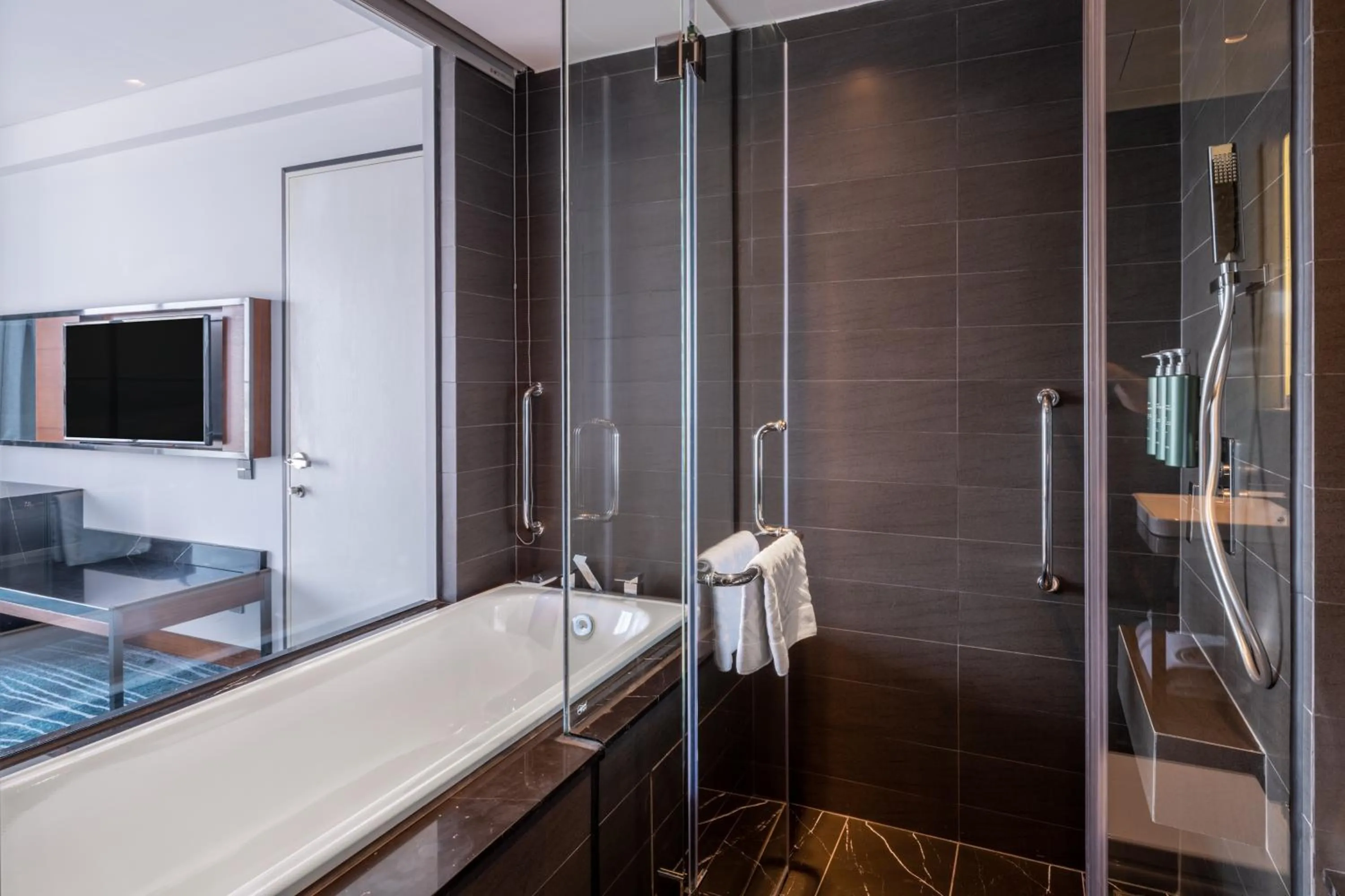 Shower, Bed in Hilton Garden Inn Da Nang
