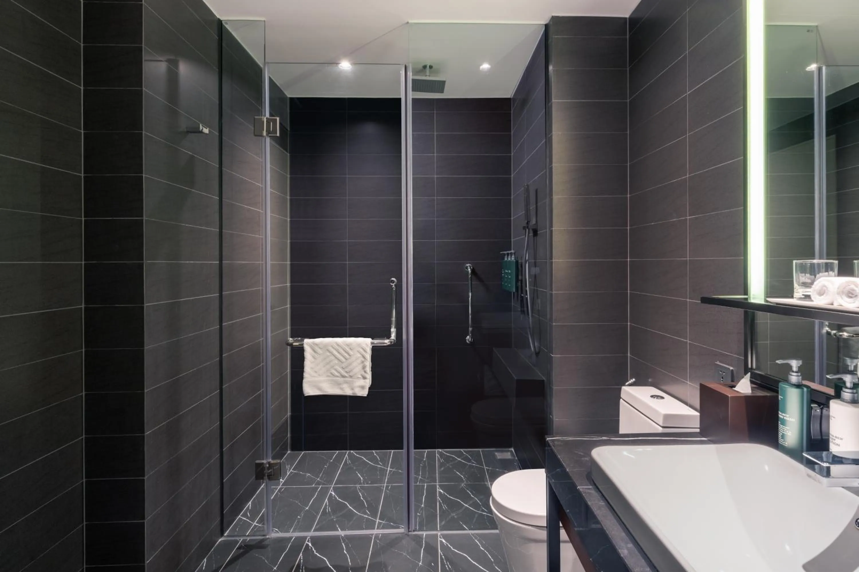 Shower in Hilton Garden Inn Da Nang