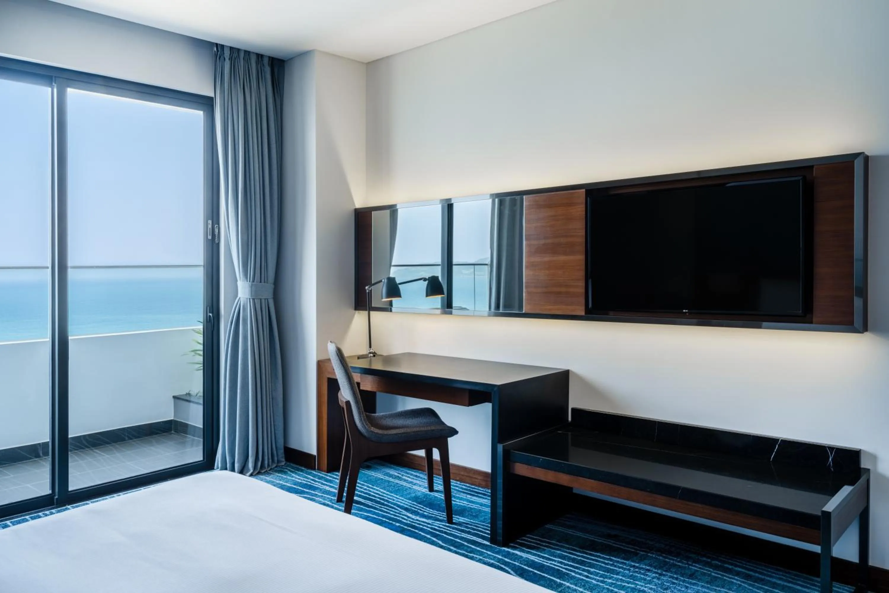Communal lounge/ TV room, Bed in Hilton Garden Inn Da Nang