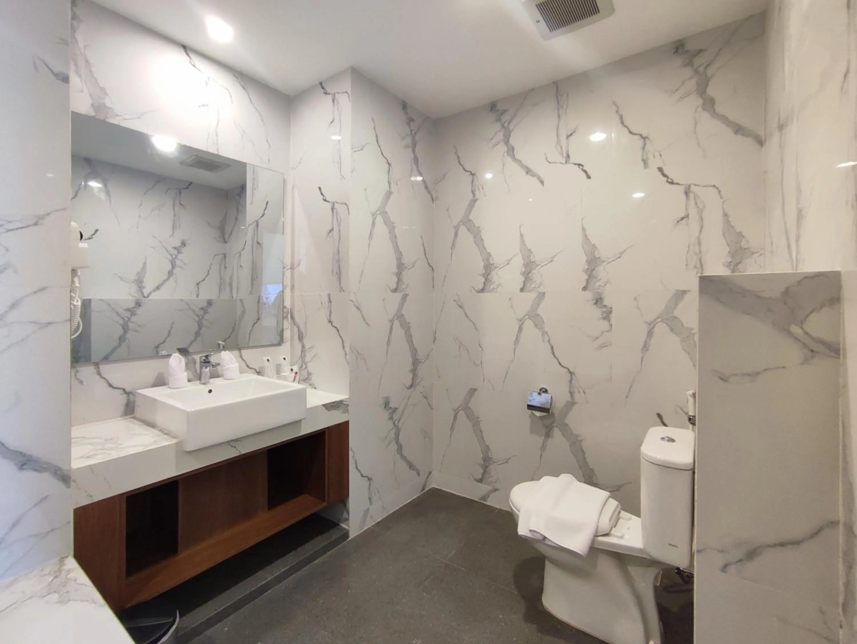 Toilet in UNHAS HOTEL & CONVENTION