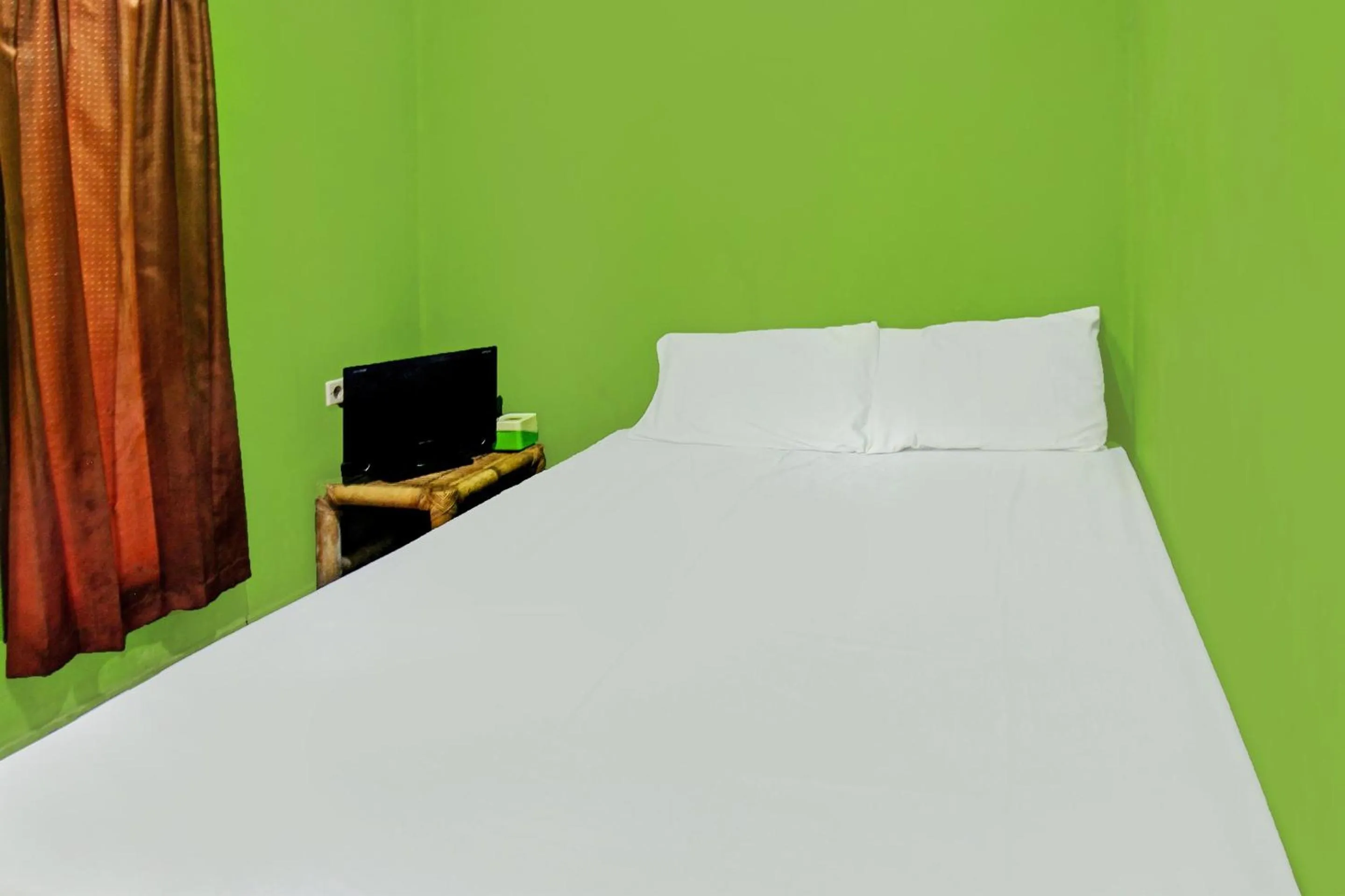 Bedroom, Bed in Hotel O Ashooy HomestayNearWisata Desa sedau