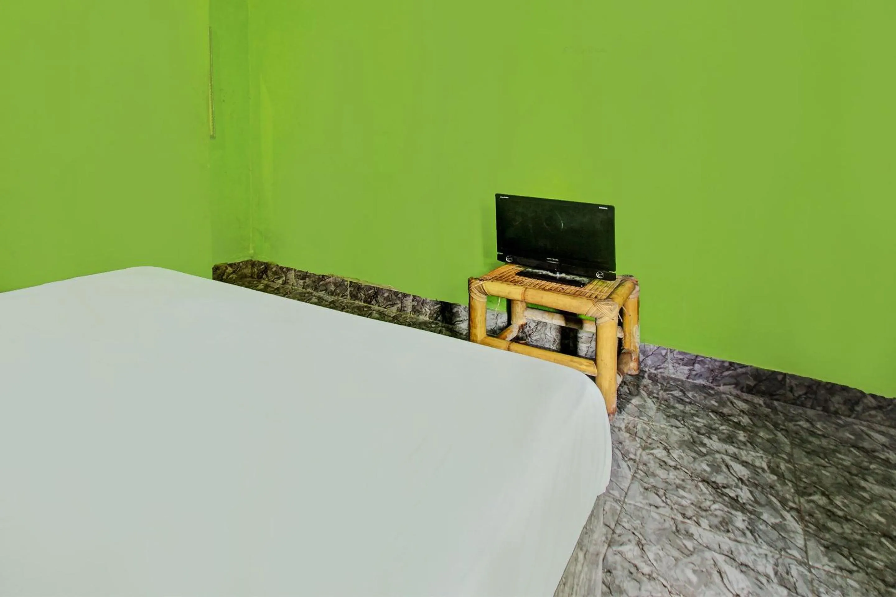 Bedroom, Bed in Hotel O Ashooy HomestayNearWisata Desa sedau